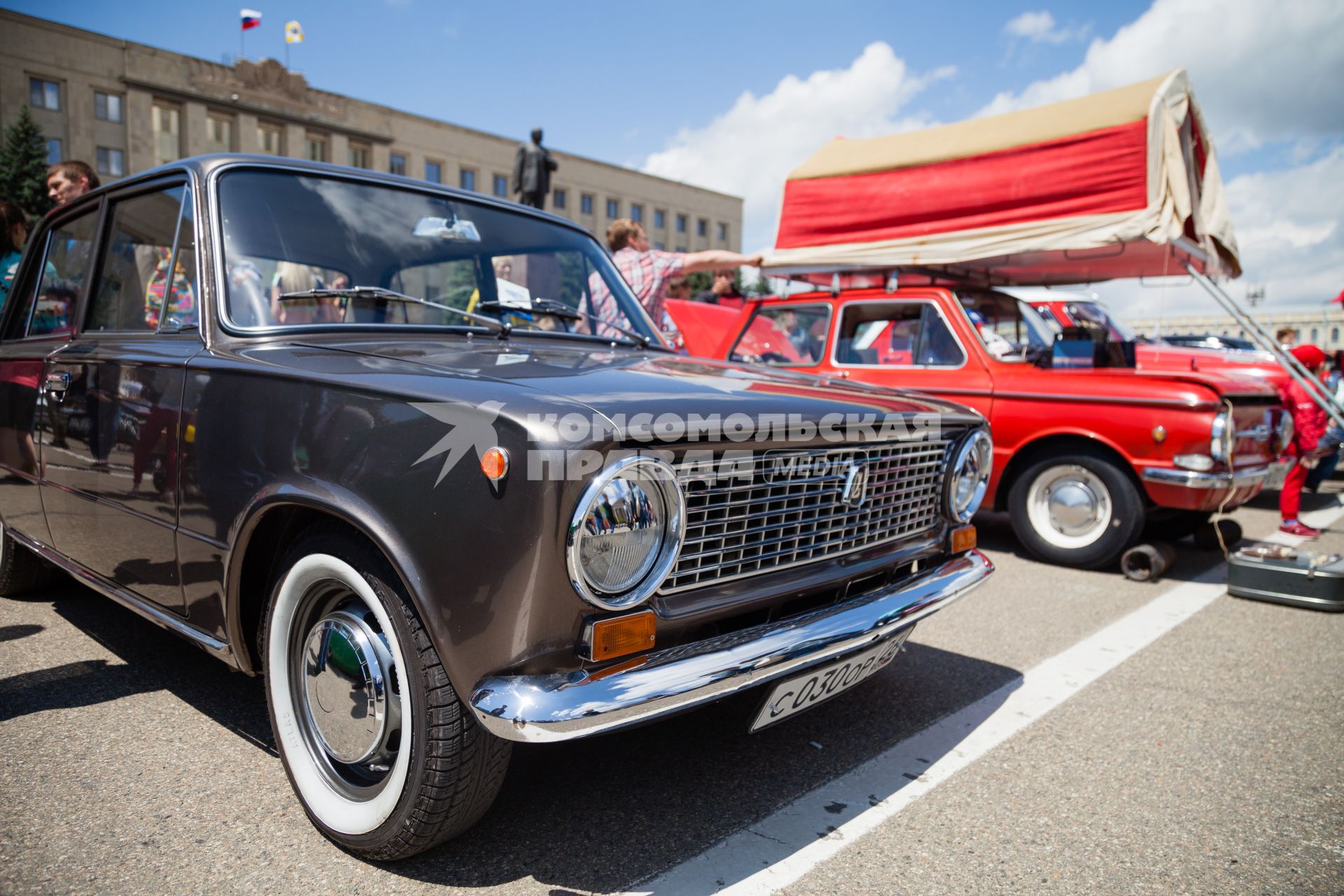 Ставрополь. Автомобили  ВАЗ-2101 и ЗАЗ-968 (слева направо) на фестивале `Парковка` на площади Ленина.