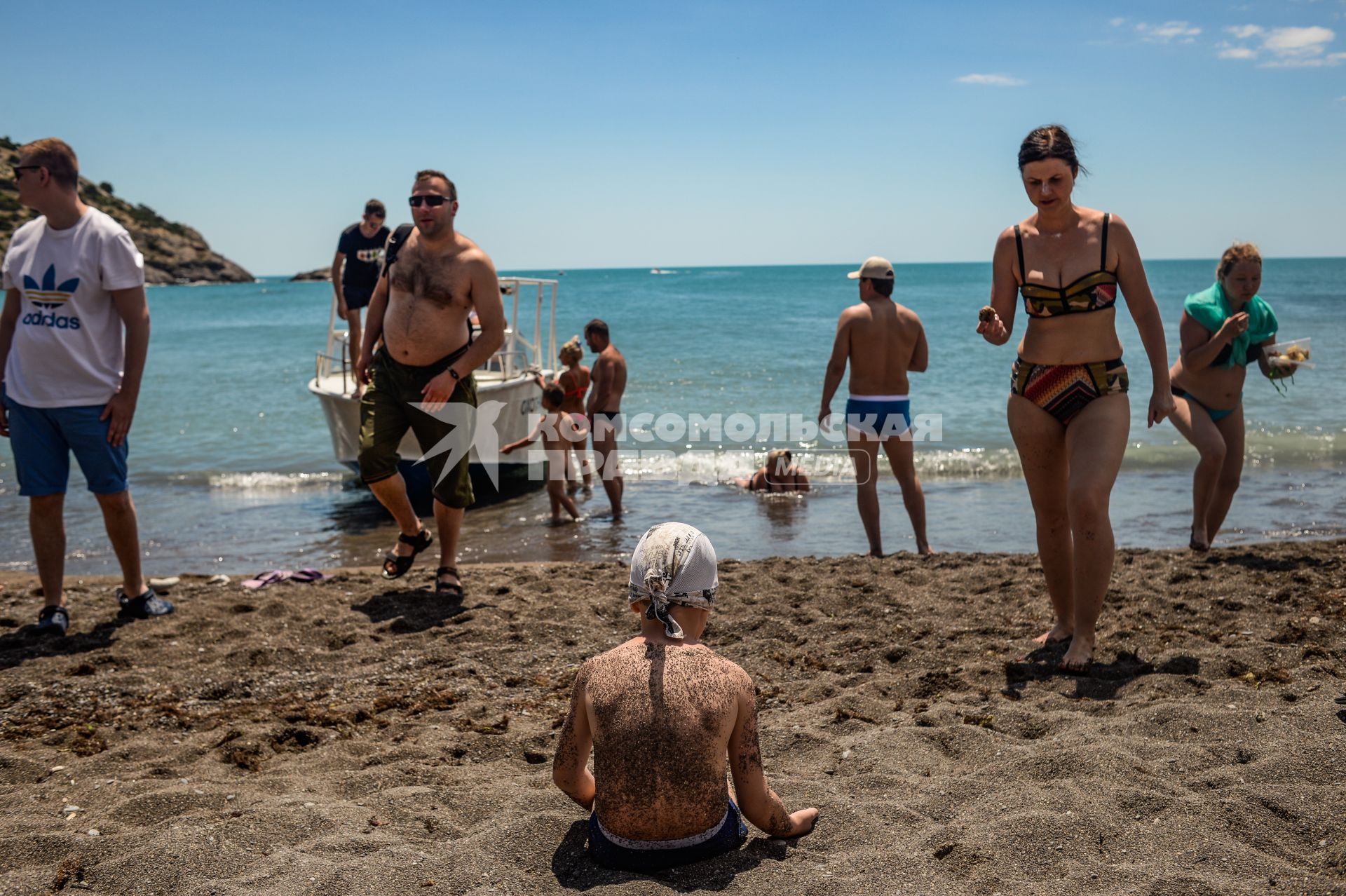 Крым, Новый Свет.  Отдыхающие загорают на песчаном пляже.