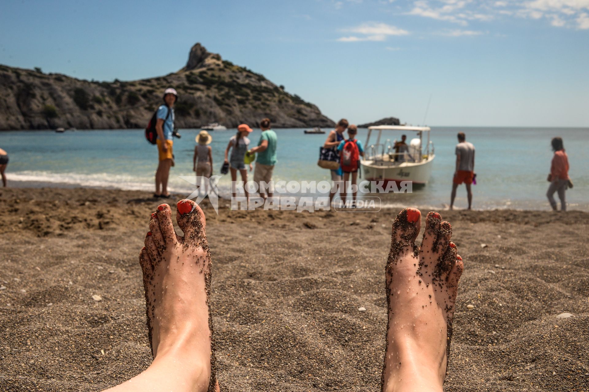 Крым, Новый Свет.  Отдыхающие загорают на песчаном пляже.