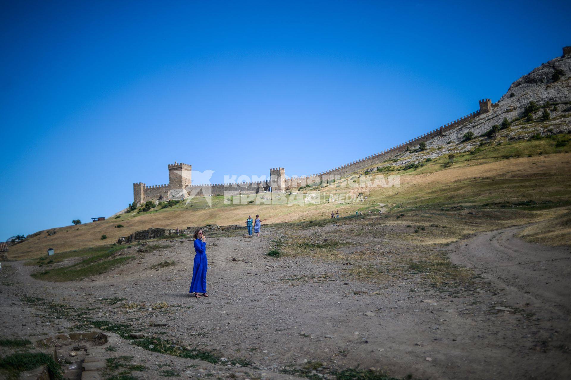 Крым, Судак. Туристы осматривают Генуэзскую крепость.