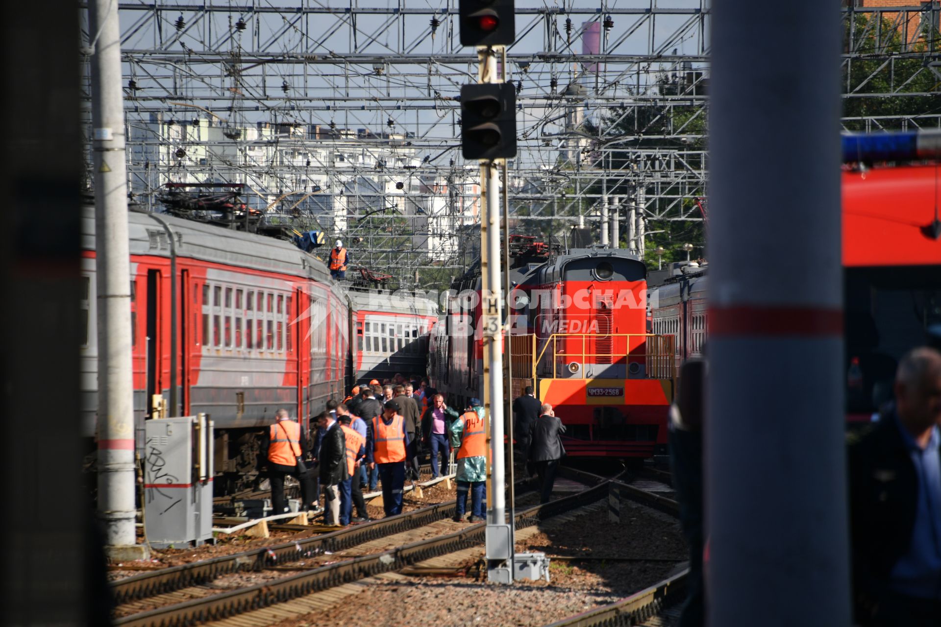 Москва. На месте столкновения скоростного поезда `Стриж` с пригородной электричкой Нахабино - Щербинка на Курском вокзале.