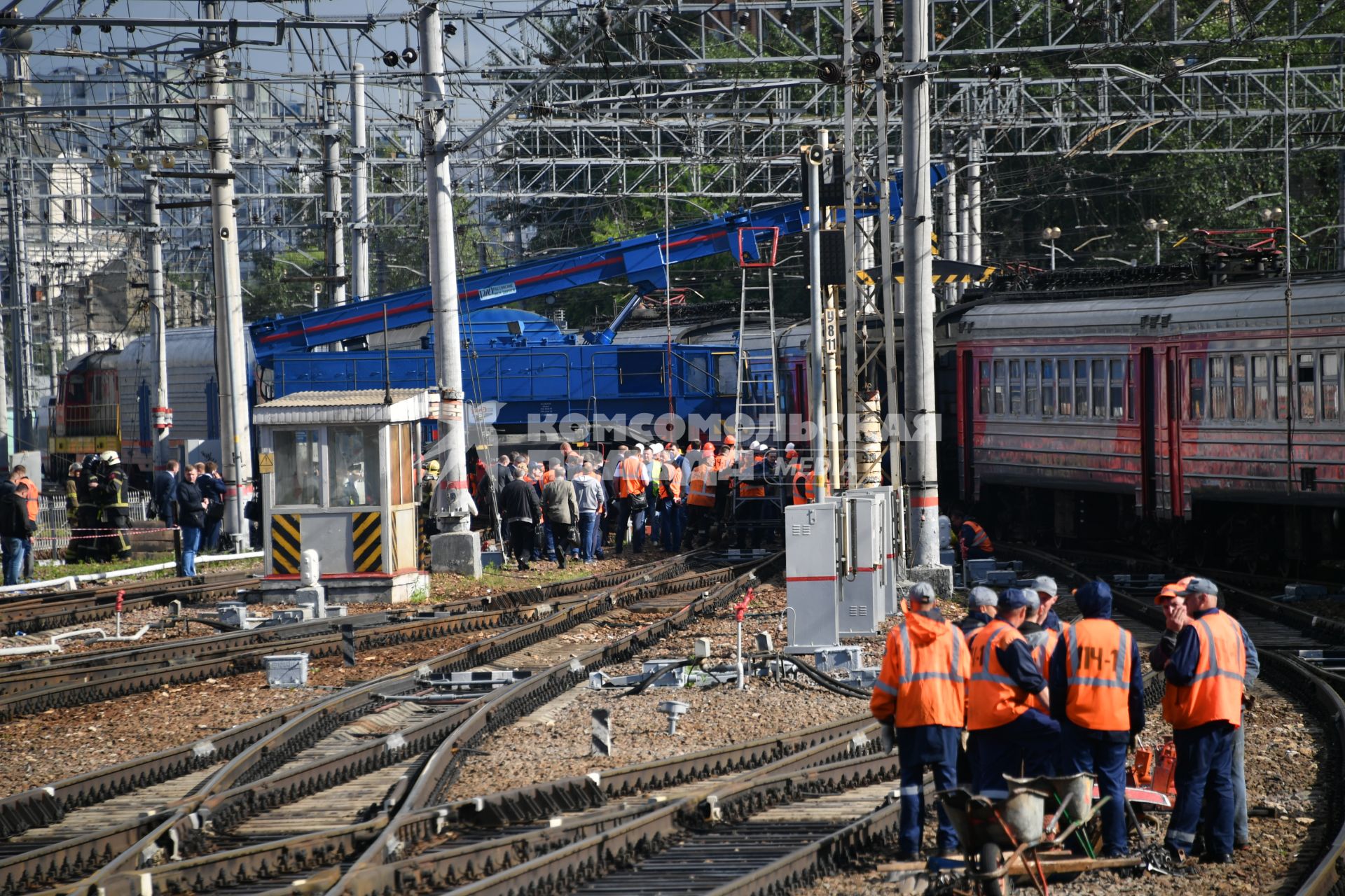 Москва. На месте столкновения скоростного поезда `Стриж` с пригородной электричкой Нахабино - Щербинка на Курском вокзале.