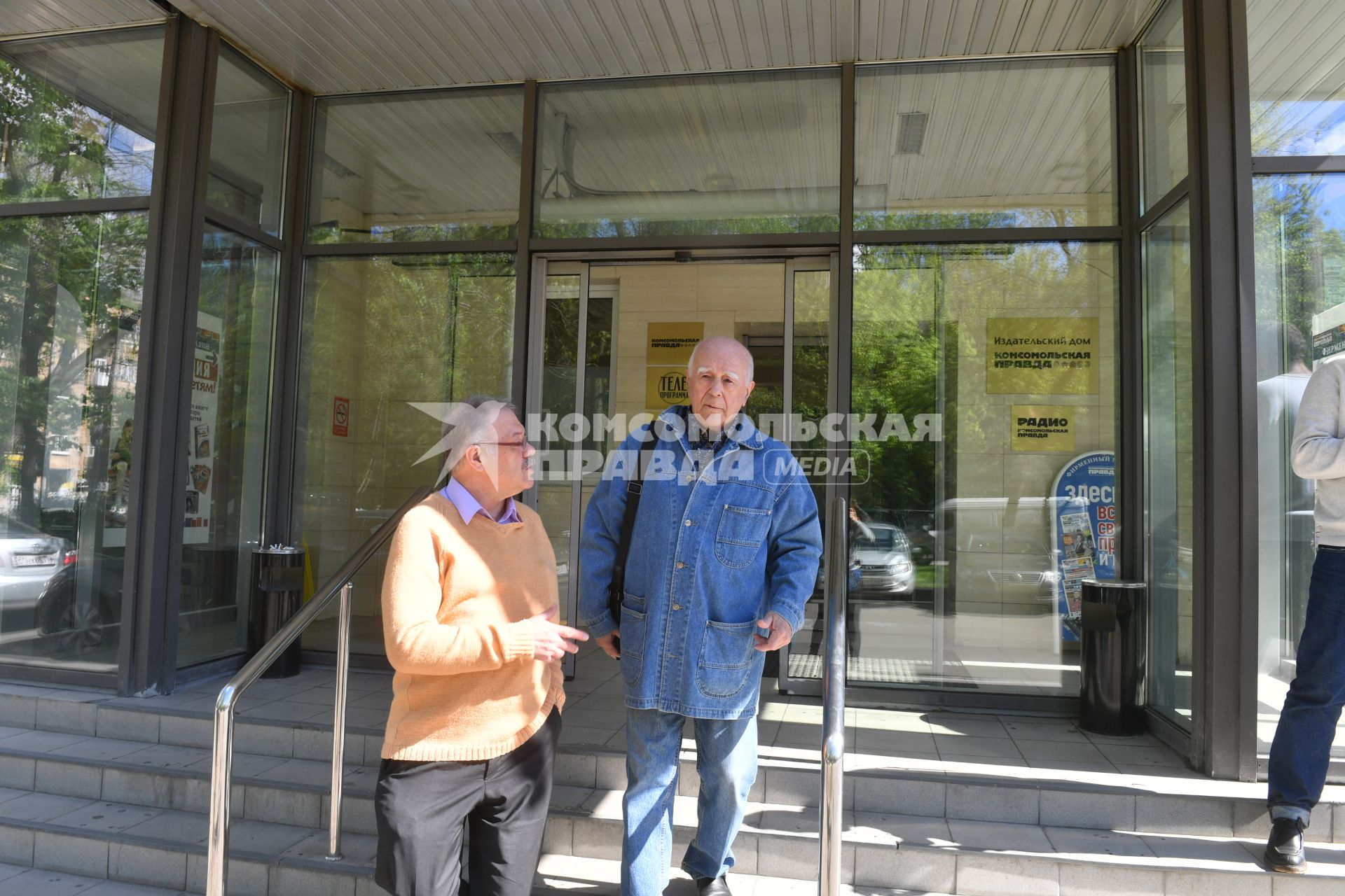 Москва. Заместитель редактора отдела международной и внутренней политики `Комсомольской правды` Александр Гамов и бывший главный редактор журнала `Огонек` Виталий Коротич (справа)  у редакции ИД `Комсомольская правда`.