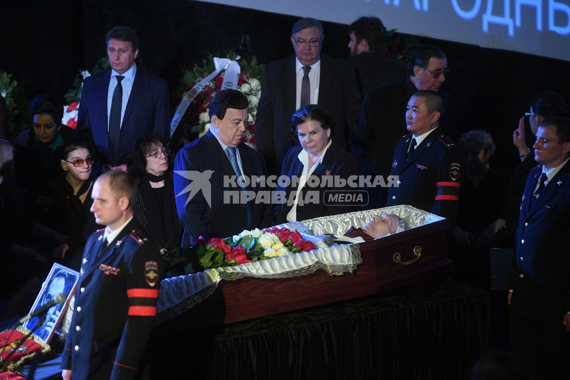 Москва.  Дочь  Мария, вдова актера А.Баталова Гитана Леонтенко, первый заместитель председателя комитета Госдумы РФ по культуре, певец Иосиф Кобзон и заместитель председателя комитета Госдумы РФ по федеративному устройству и вопросам местного самоуправления Валентина Терешкова  (слева направо) во время гражданской панихиды по актеру Алексею Баталову в Доме кино.