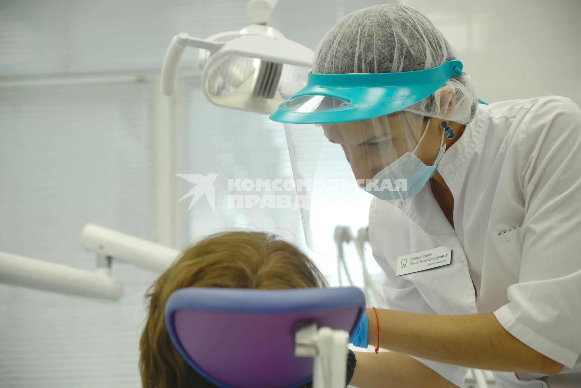 Екатеринбург. Врач-стоматолог лечит зубы пациентке. Стоматологическая клиника