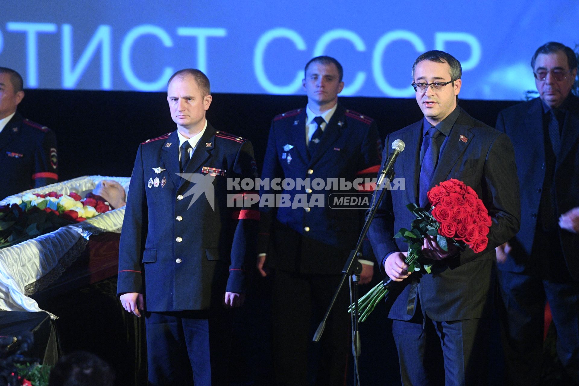 Москва. Председатель Мосгордумы Алексей Шапошников (второй справа) во время гражданской панихиды по актеру Алексею Баталову в Доме кино.