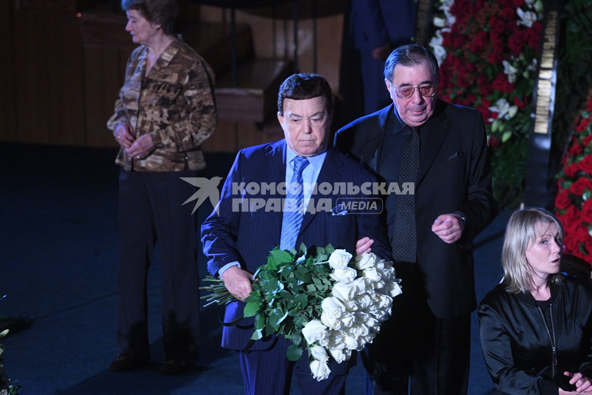 Москва. Певец Иосиф Кобзон (в центре) во время гражданской панихиды по актеру Алексею Баталову в Доме кино.