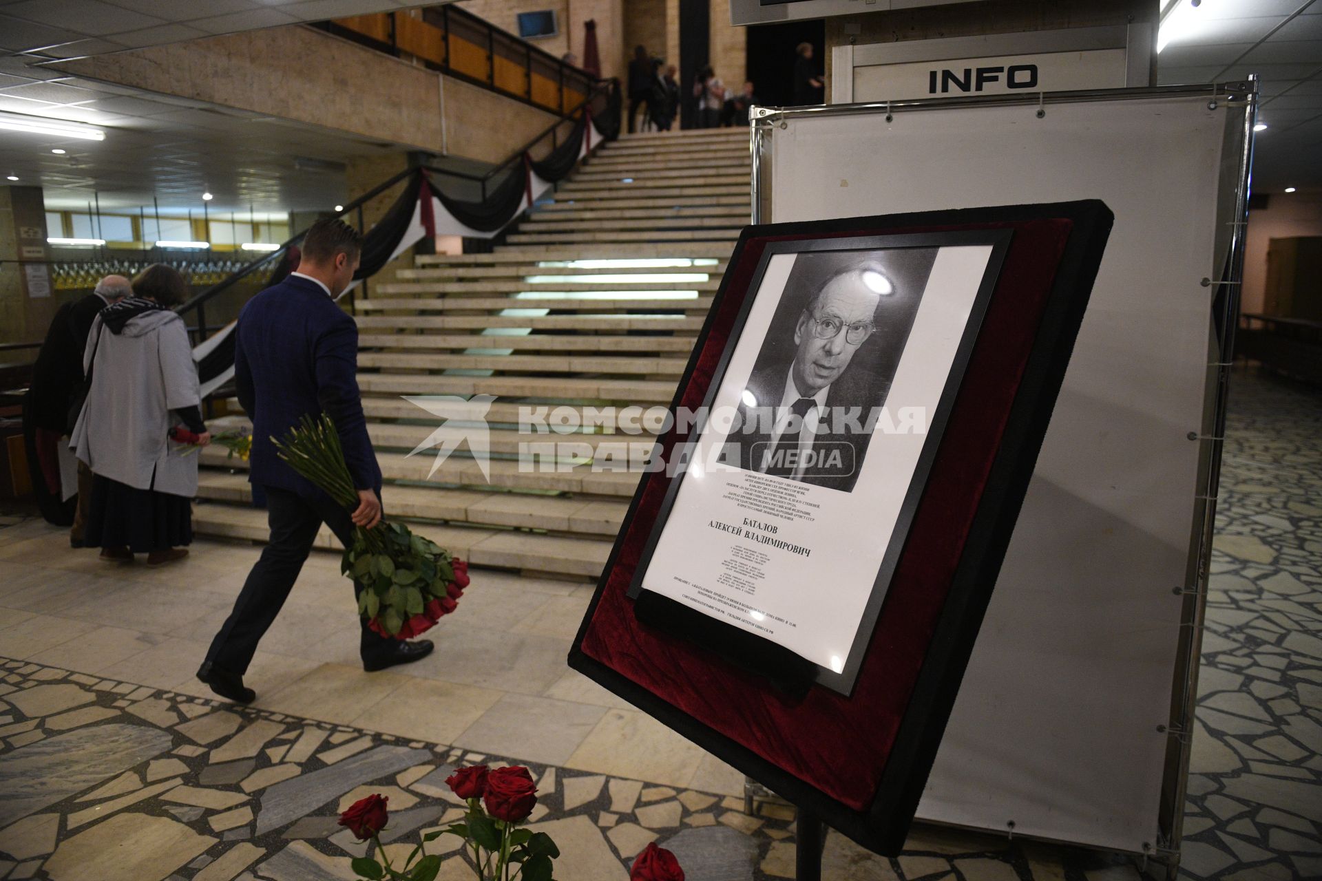 Москва.   Во время гражданской панихиды по актеру Алексею Баталову в Доме кино.