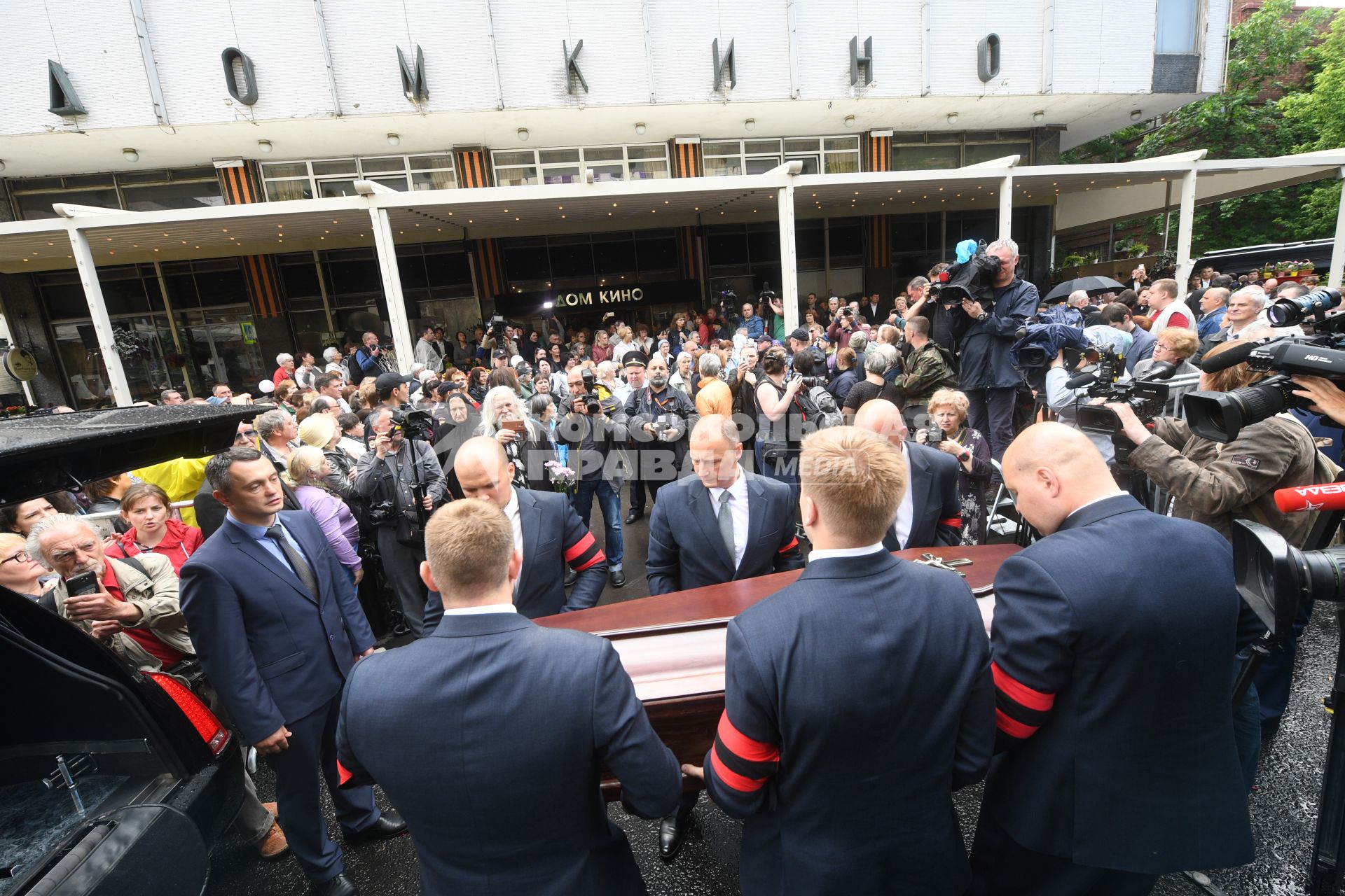 Москва.    Вынос гроба с телом актера Алексея Баталова   после гражданской панихиды в Доме кино.