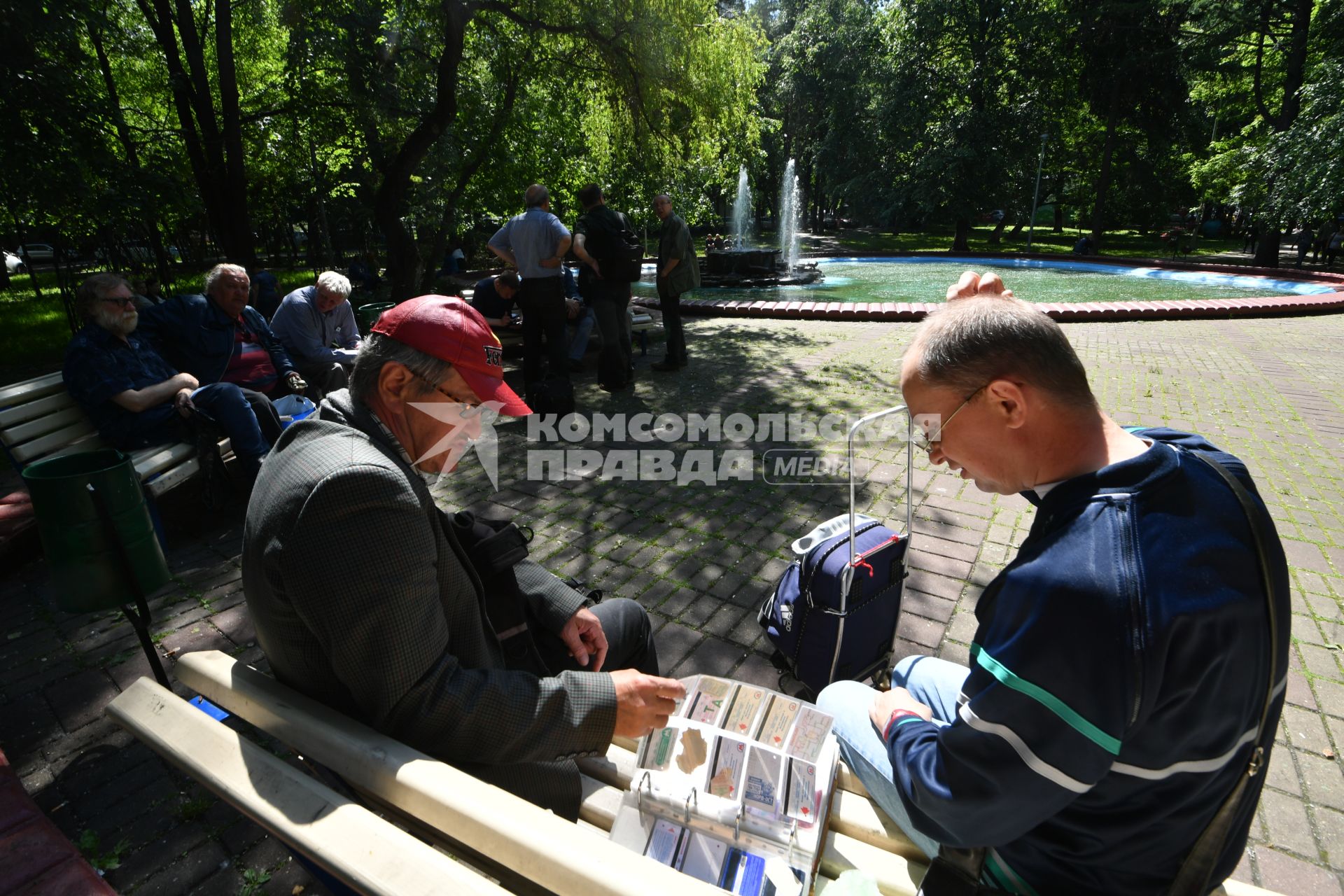 Москва. Жильцы у фонтана во дворе первой хрущевки  на улице Гримау  16.