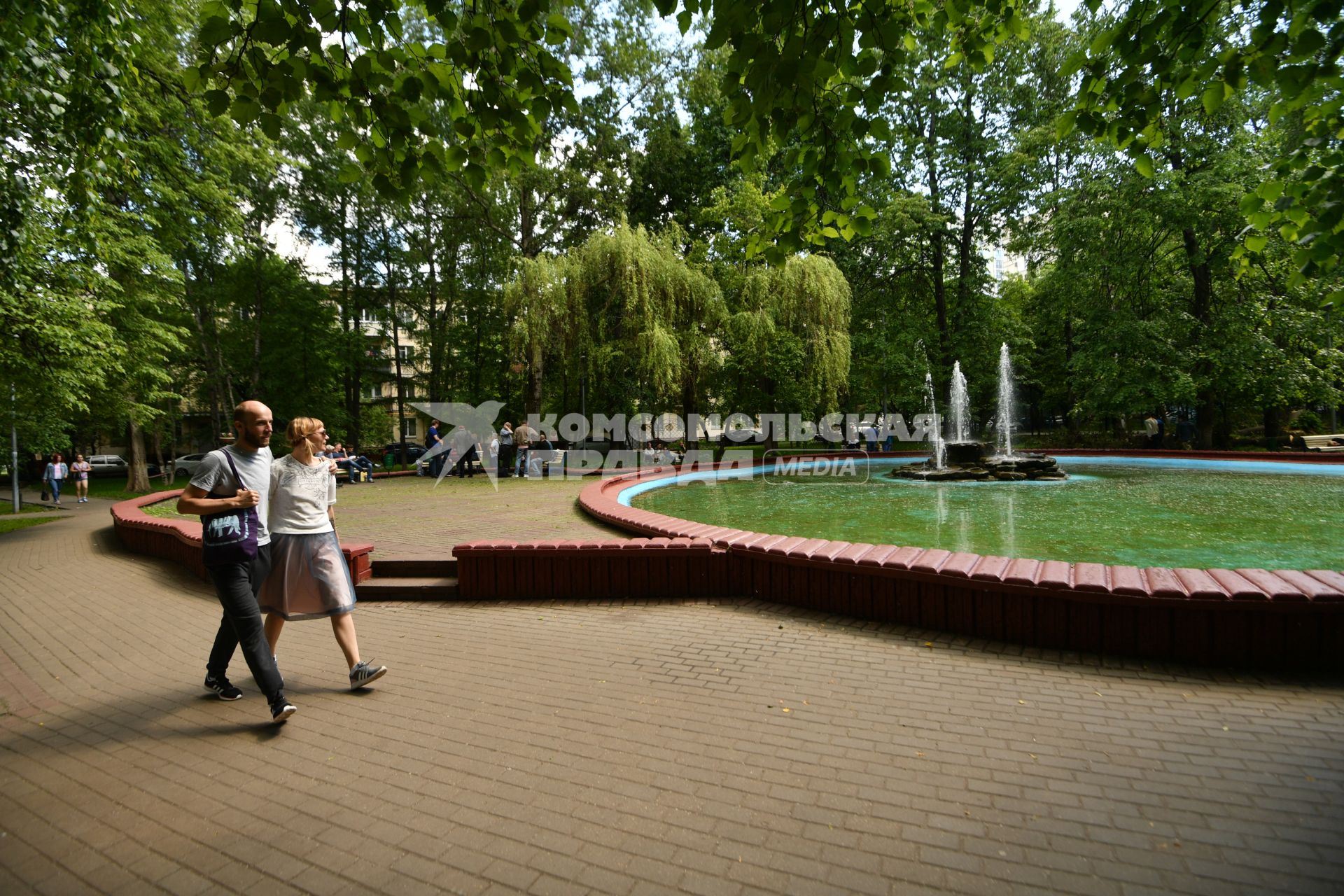 Москва. Прохожие у фонтана   во  дворе  первой хрущевки  на улице Гримау  16.