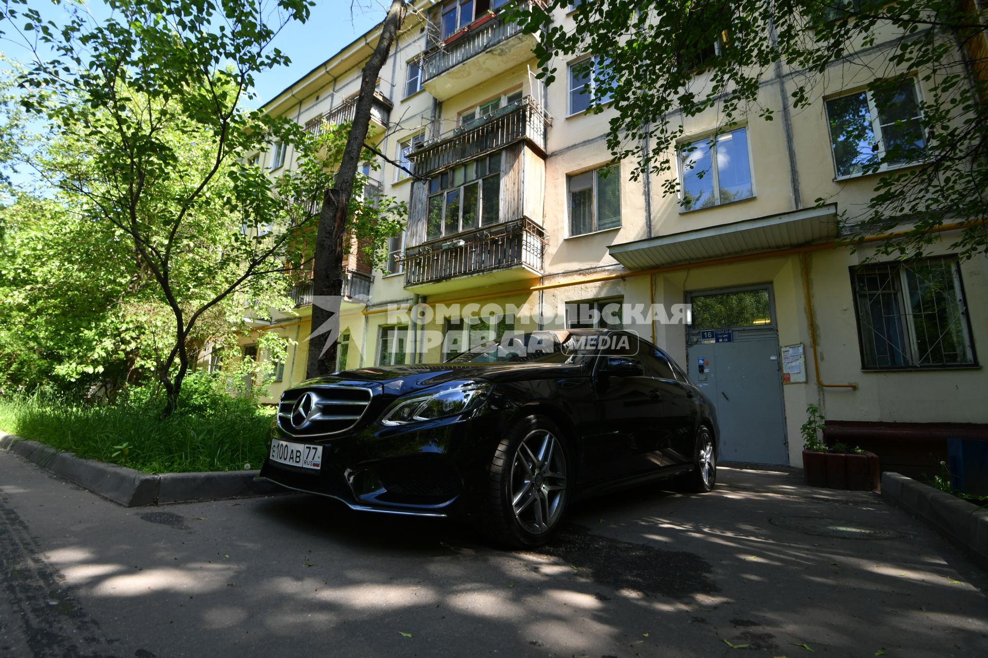 Москва. Автомобиль Mercedes   во  дворе  первой хрущевки  на улице Гримау  16.