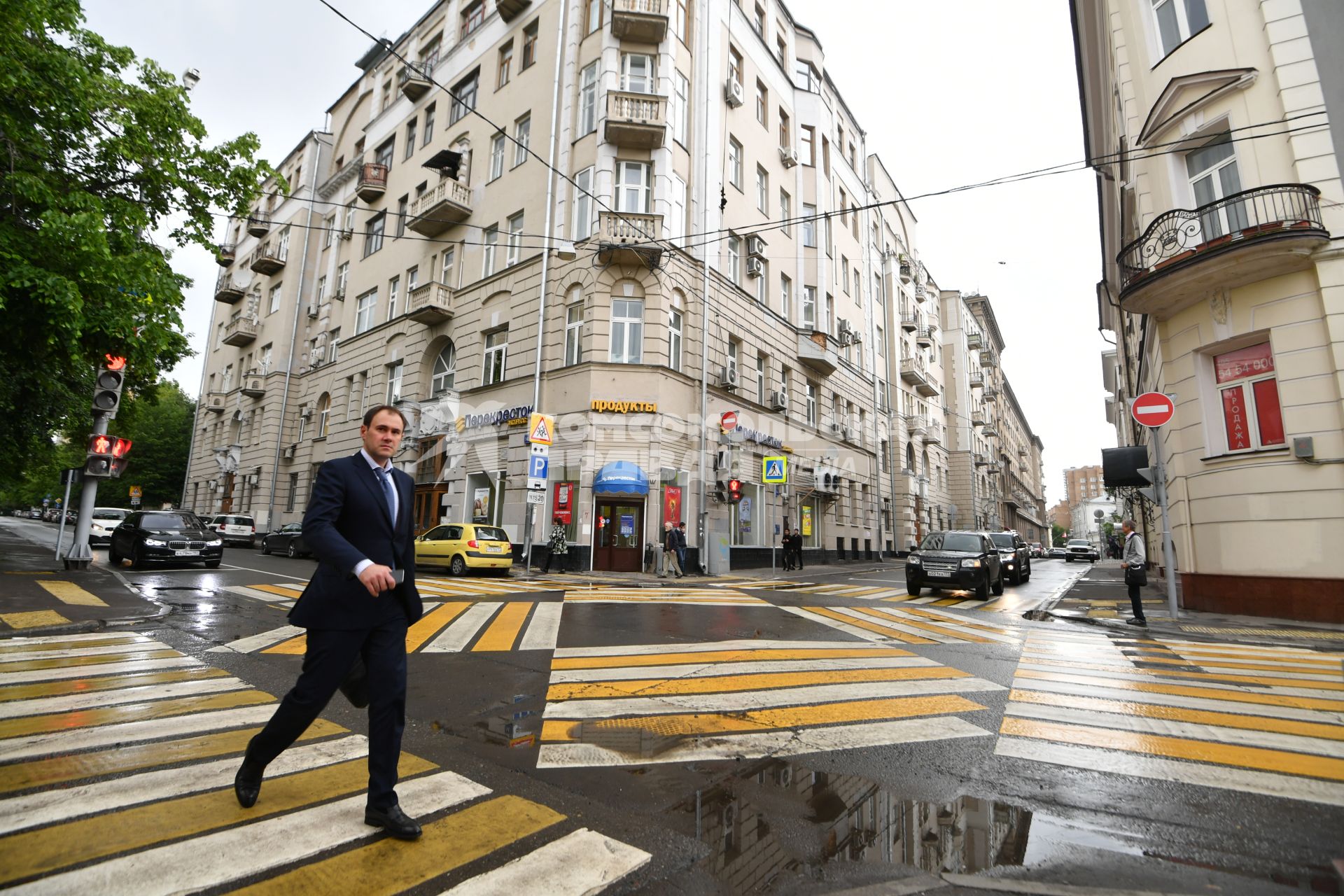 Москва.  Диагональный пешеходный переход между Староконюшенным и Гагаринским переулками.