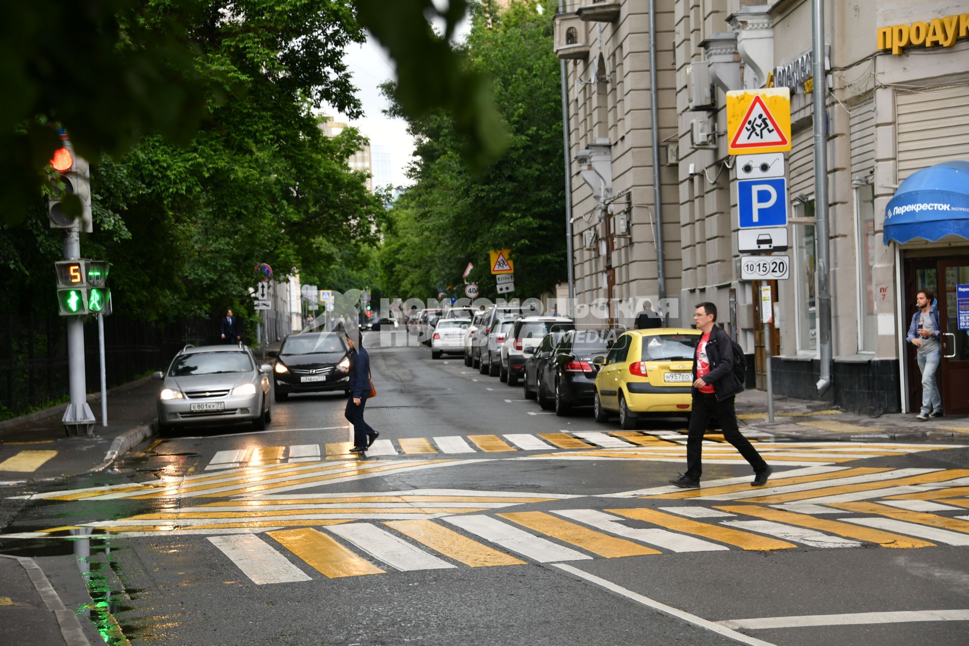 Москва.  Диагональный пешеходный переход между Староконюшенным и Гагаринским переулками.