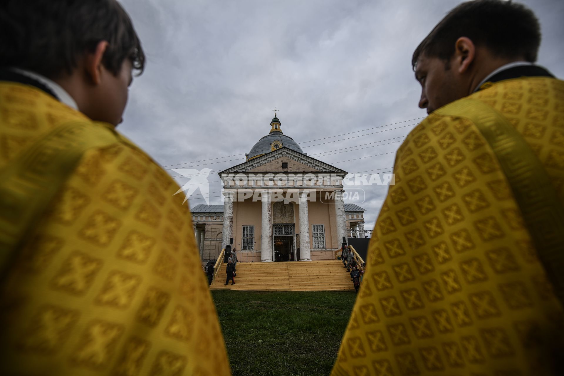 Кировская область. Прибытие участников Великорецкого крестного хода  в село Великорецкое  к Спасо-Преображенской церкви.