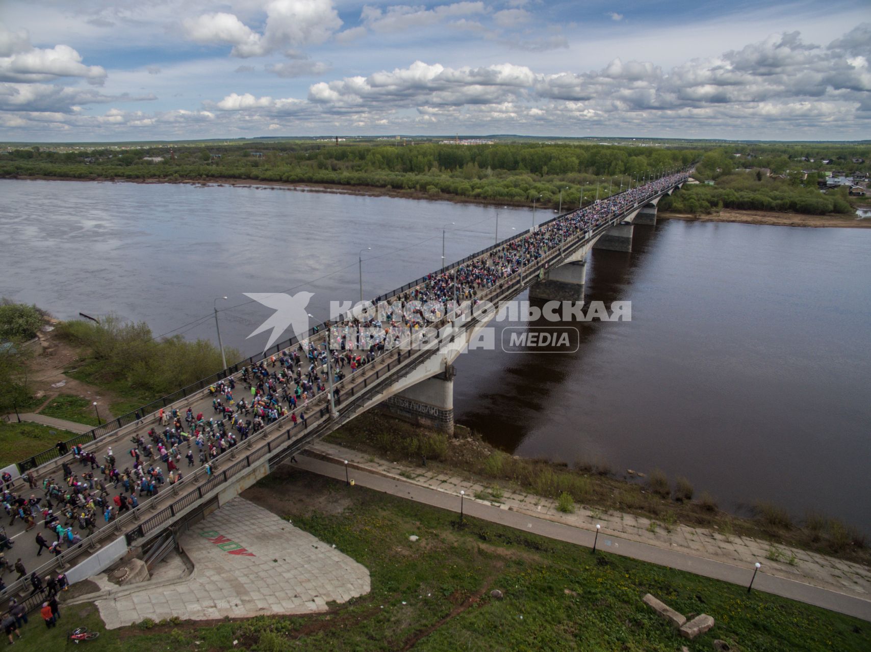 Киров. Верующие на Старом мосту через реку Вятка во время  Великорецкого крестного хода.