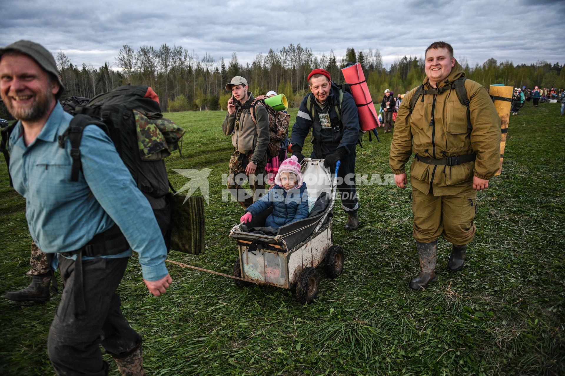 Кировская область.  Прибытие участников Великорецкого крестного хода  в село Монастырское.