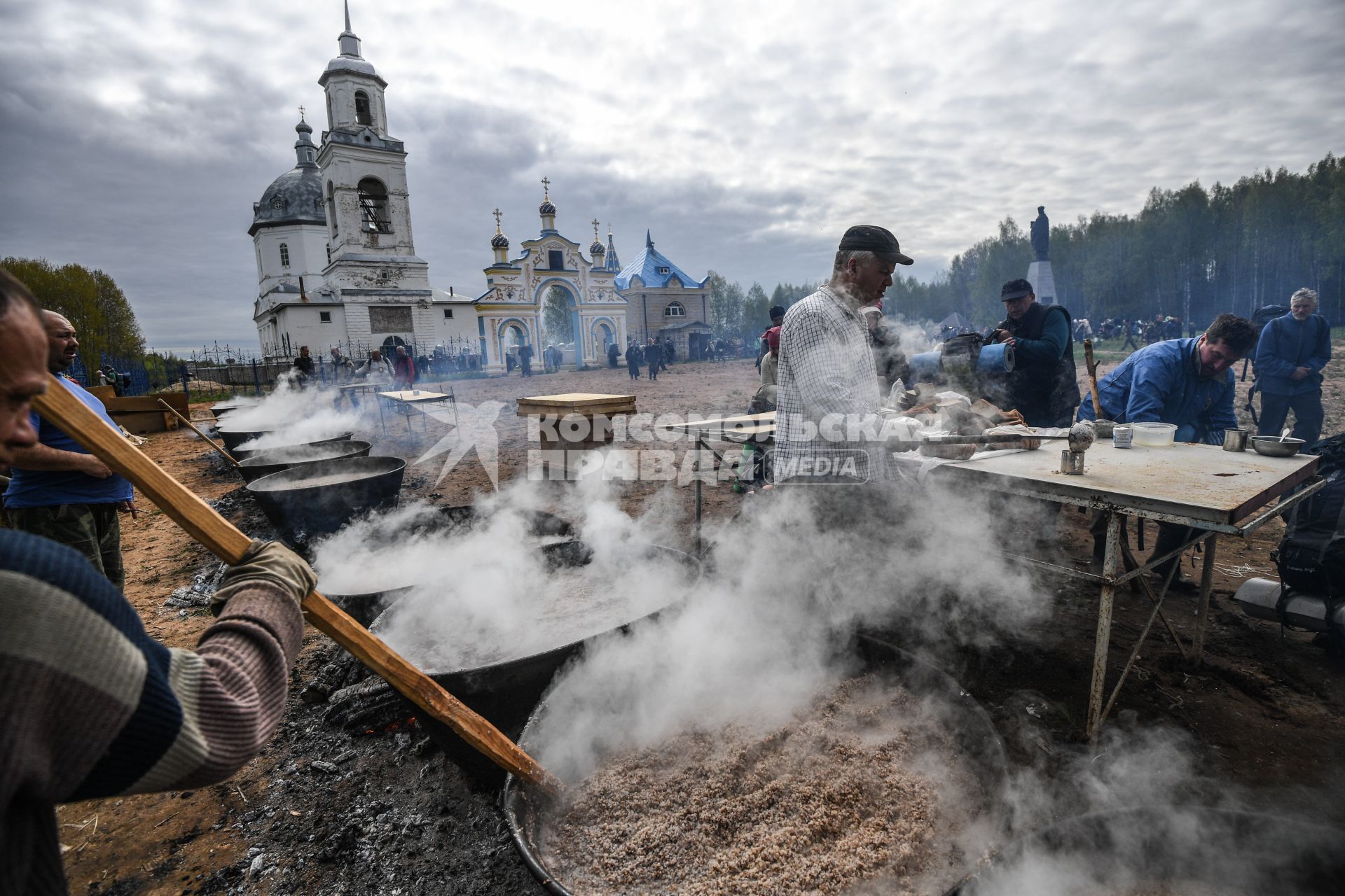 Кировская область.   Прибытие участников Великорецкого крестного хода  в село Горохово.