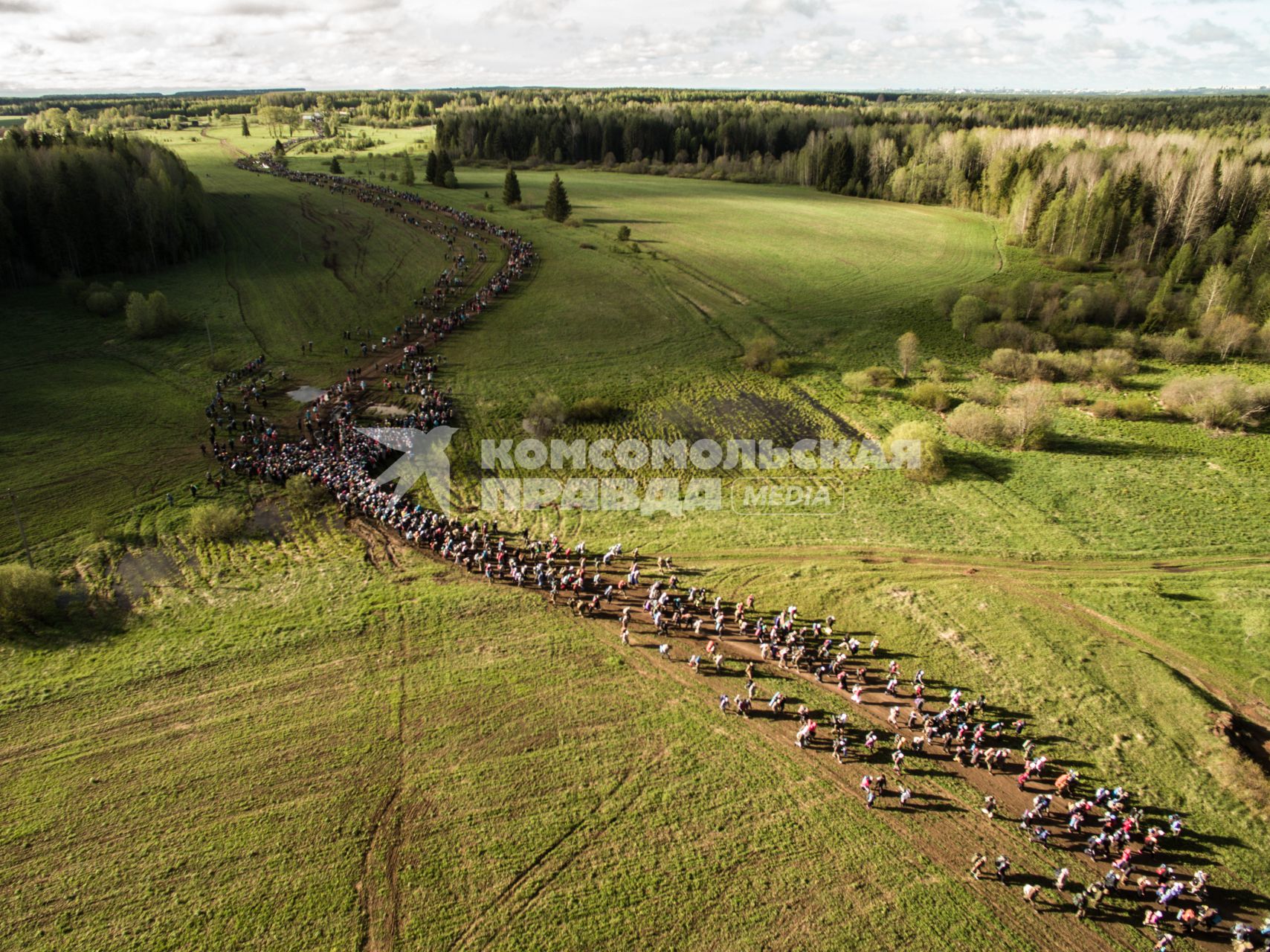 Кировская область. Верующие  во время  Великорецкого крестного хода.