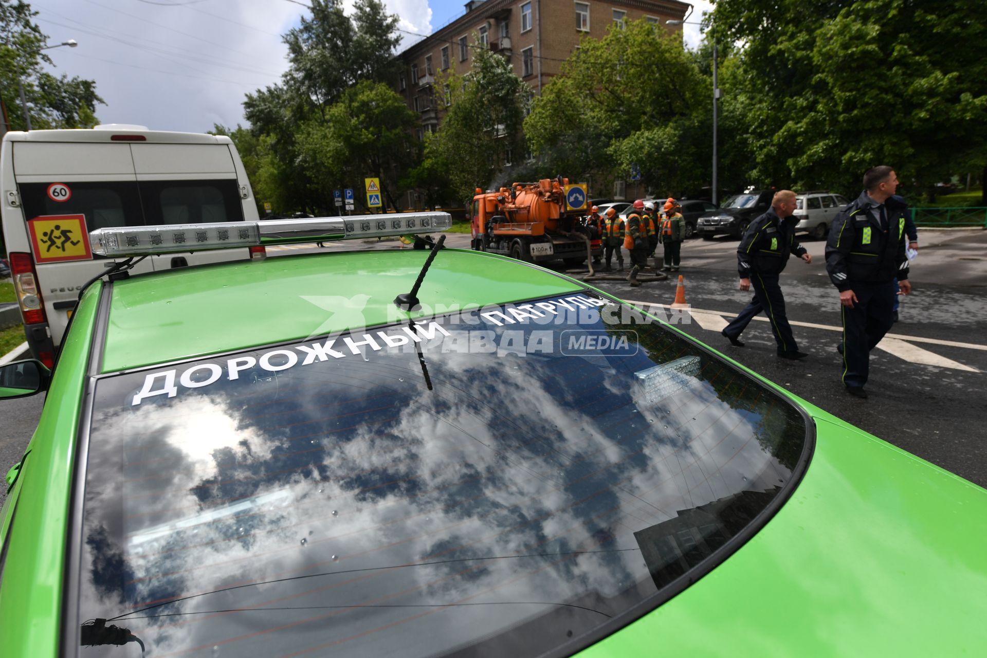 Москва.  Сотрудники дорожной службы ЦОДД   на одной из  улиц города.