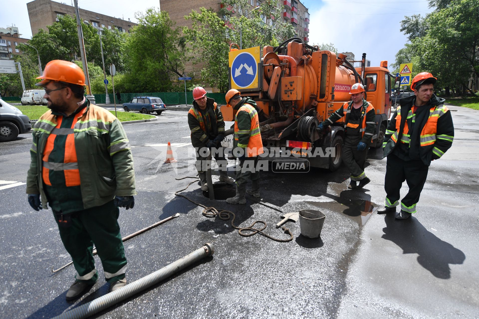 Москва.  Сотрудники `Мосводостока` промывают водосток на Сущевском валу.