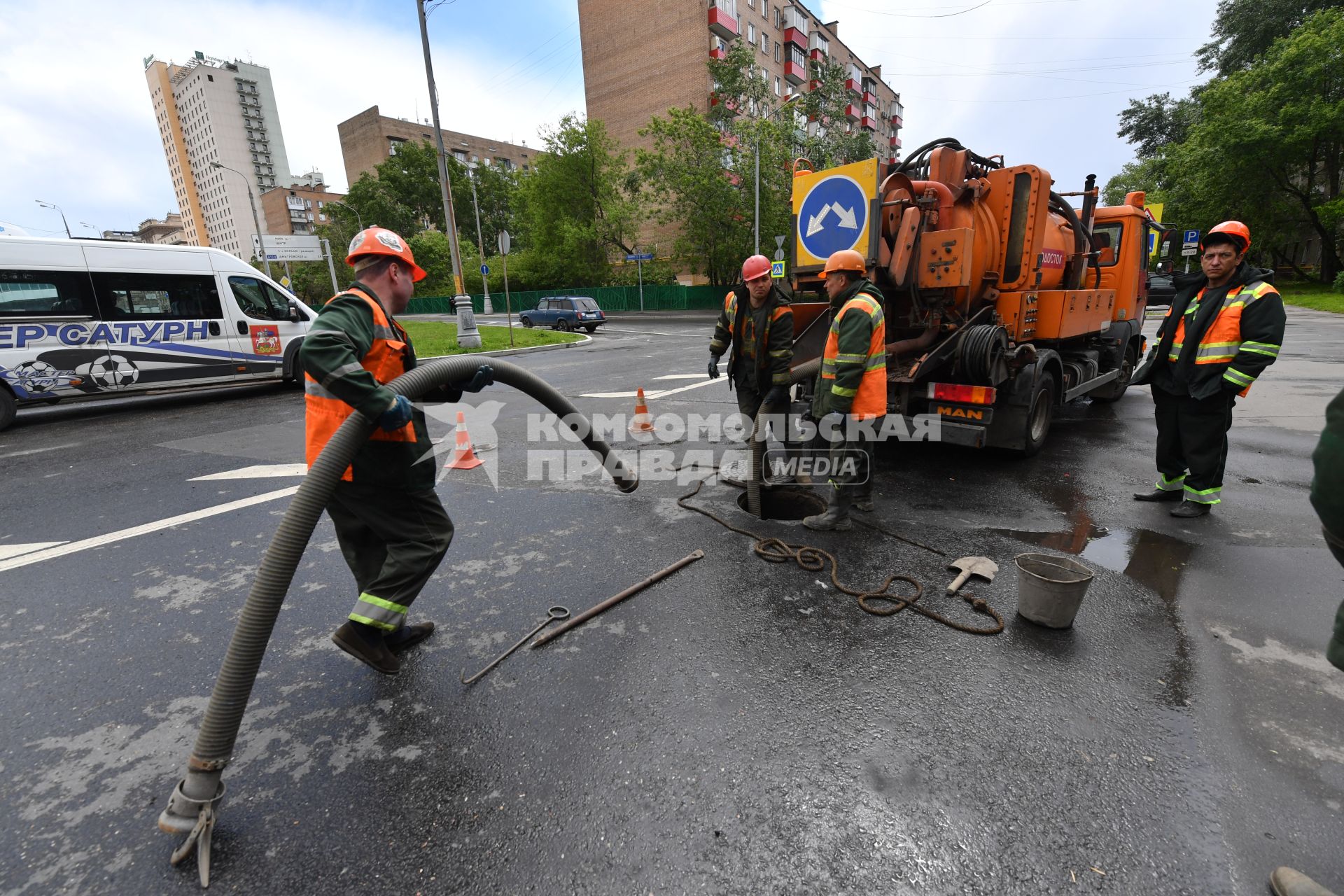 Москва.  Сотрудники `Мосводостока` промывают водосток на Сущевском валу.