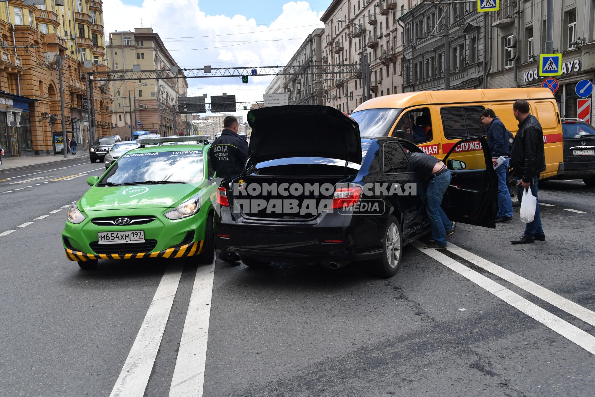 Москва.  Сотрудник дорожной службы ЦОДД (слева)  на месте дорожно-транспортного происшествия.