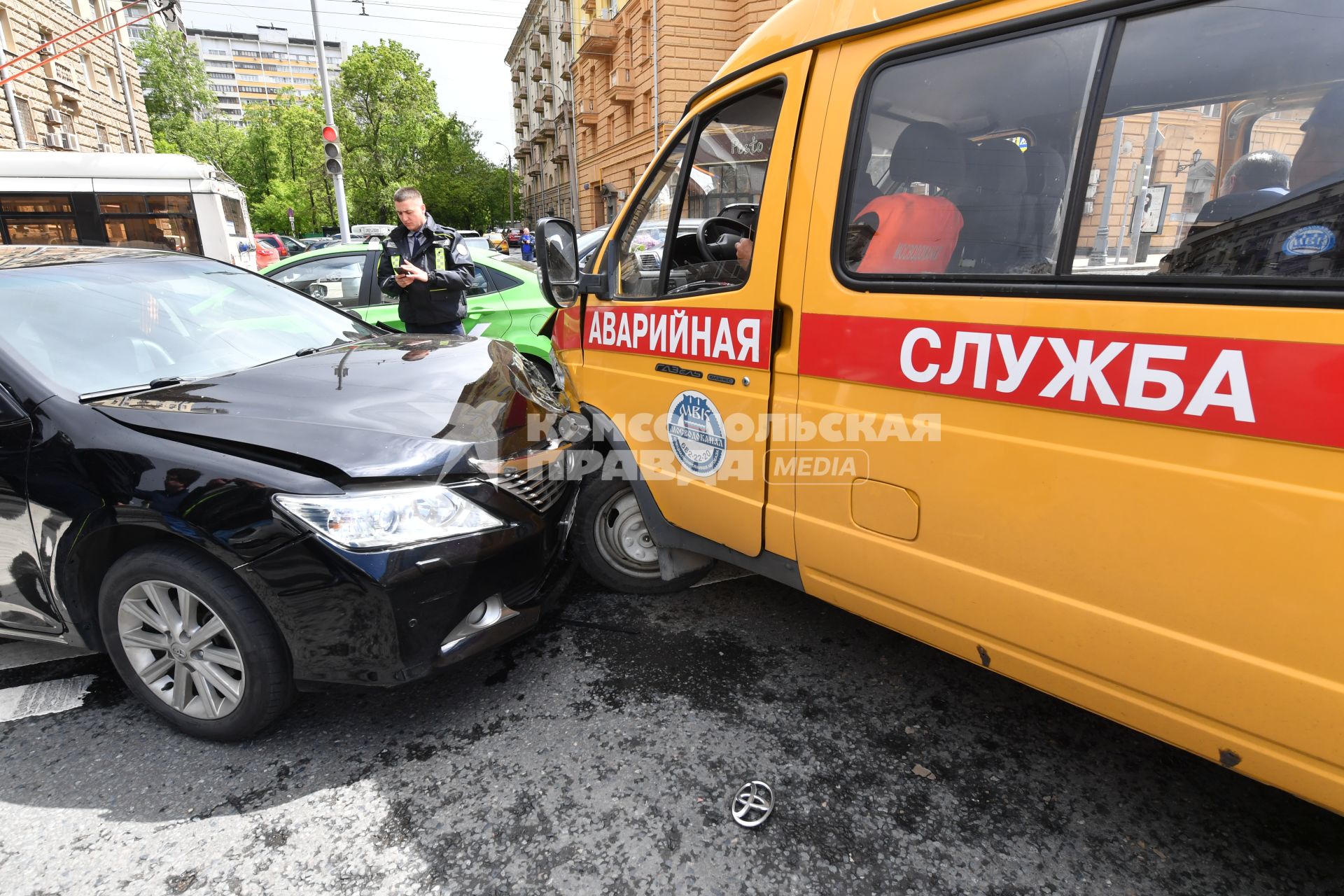 Москва.  Сотрудник дорожной службы ЦОДД  на месте дорожно-транспортного происшествия.