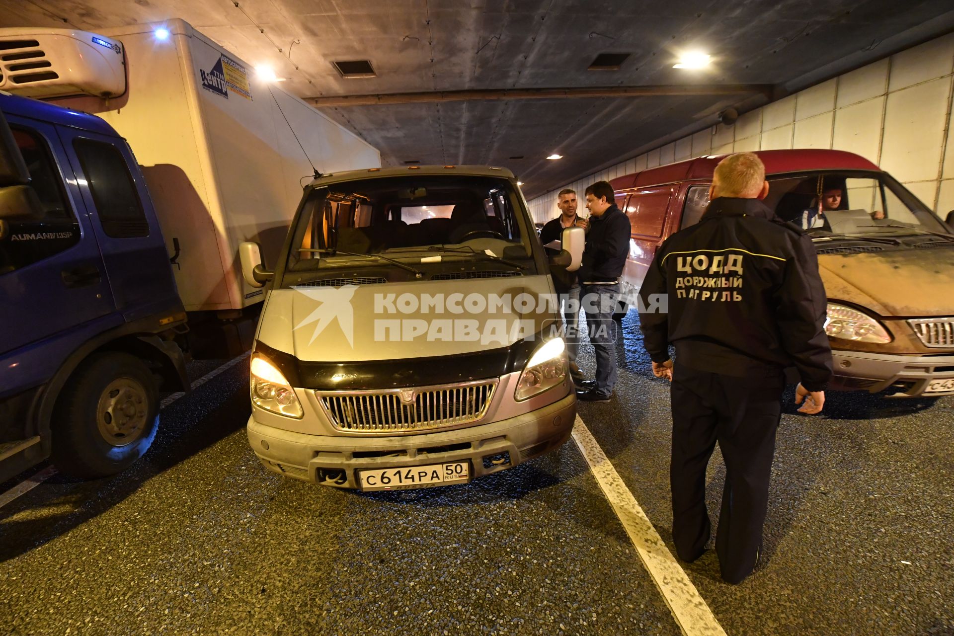 Москва.  Корреспондент `Комсомольской правды ` Павел Клоков (на втором плане)  во время патрулирования дорожной службы ЦОДД.