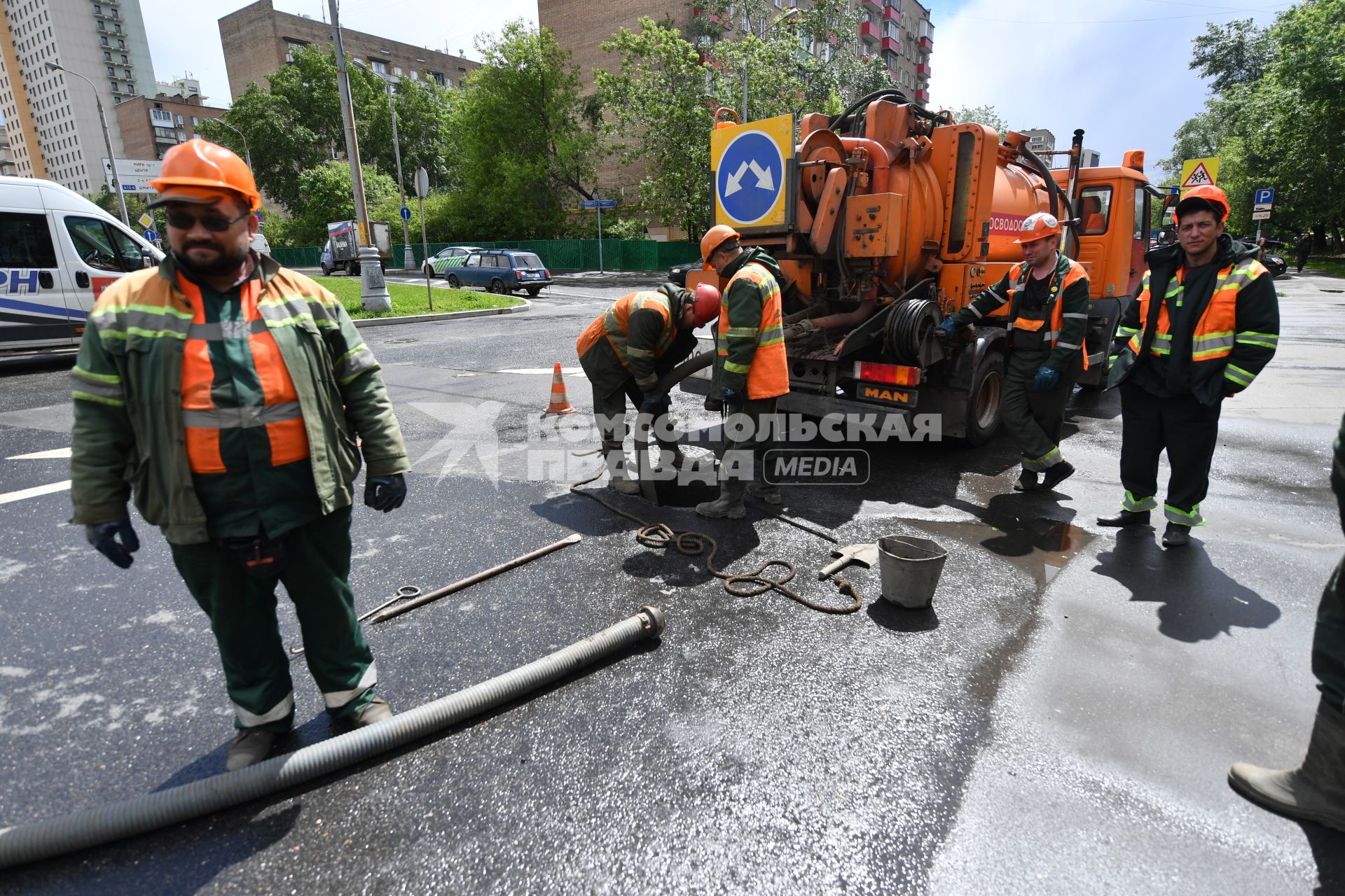 Москва.  Сотрудники `Мосводостока` промывают водосток на Сущевском валу.