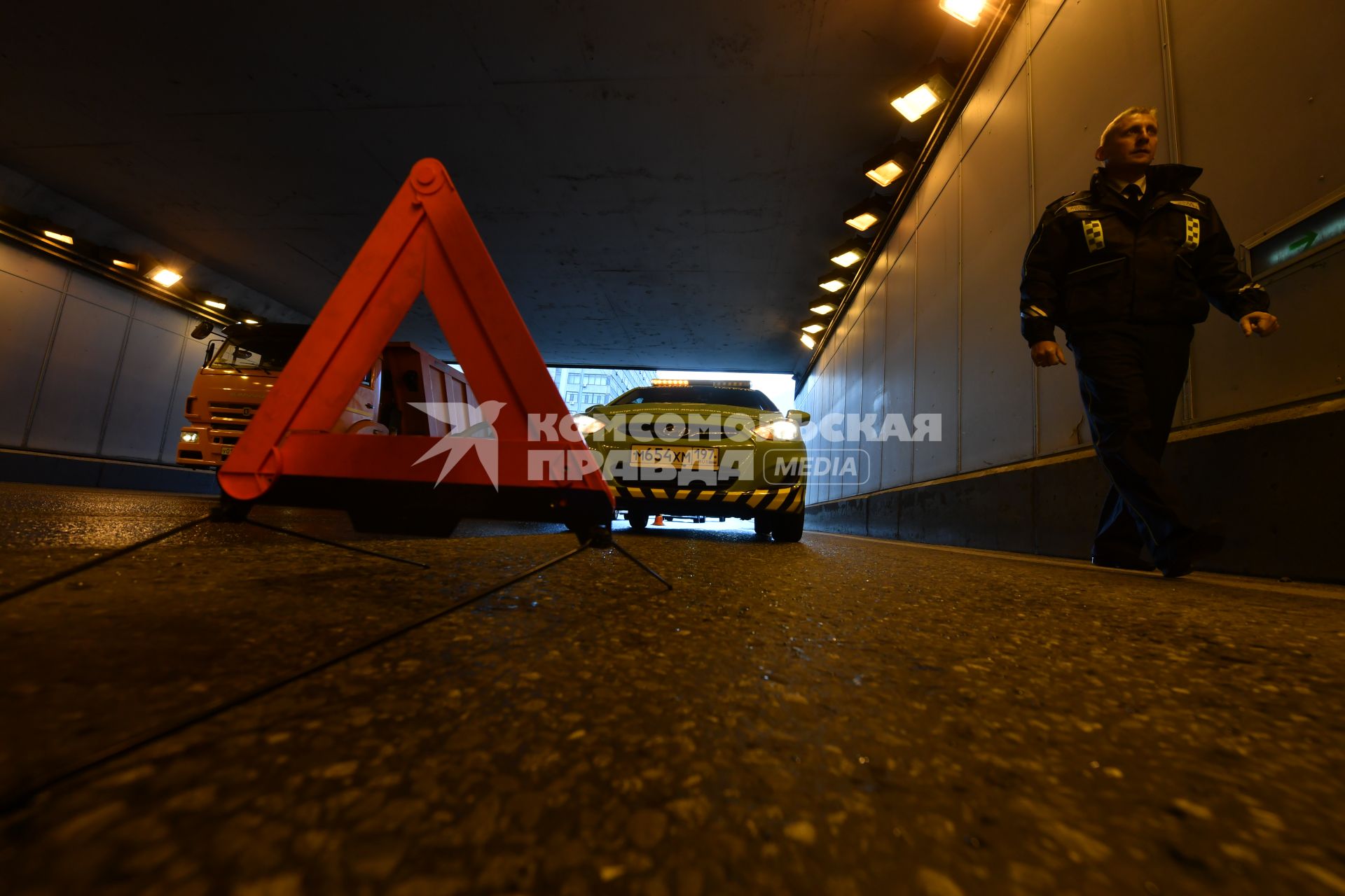 Москва.  Сотрудник дорожной службы ЦОДД  во время патрулирования  на одной из  улиц города.