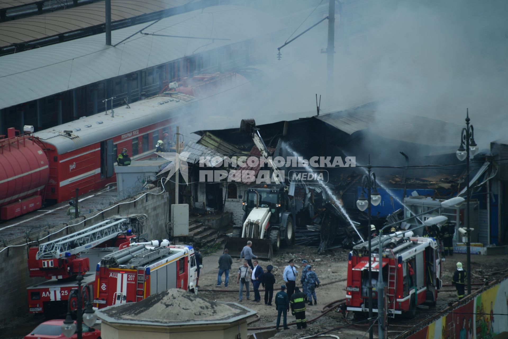 Москва. Тушение пожара в подсобных помещениях в районе Киевского вокзала.