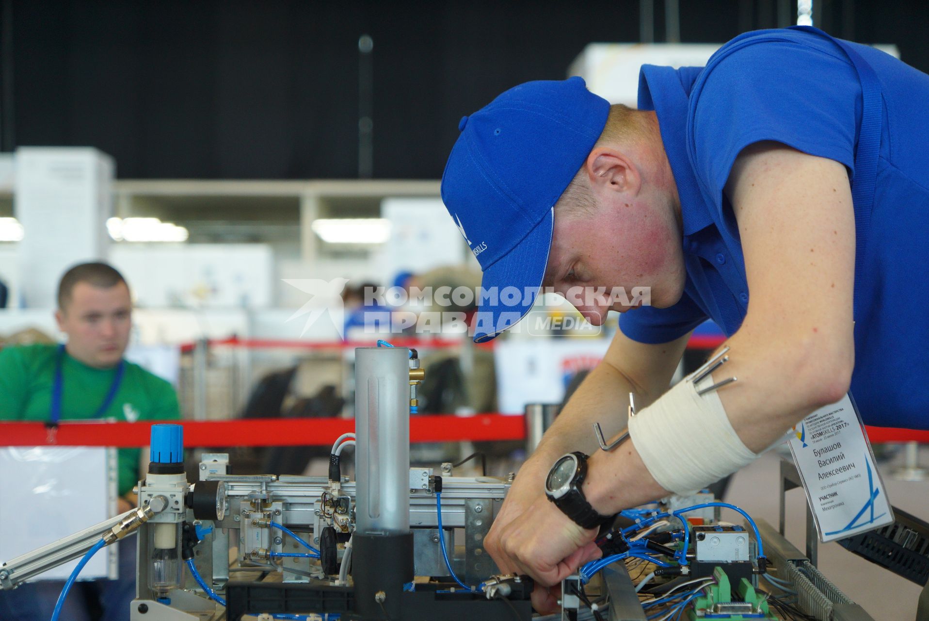 Екатеринбург. II Чемпионат профессионального мастерства по методике \'WORLDSKILLS\' корпорации по атомной энергетике \'РОСАТОМ\' \'ATOMSKILLS-2017\'. Участники чемпионата в квалификации \'Мехатроника\' во время выполнения задания