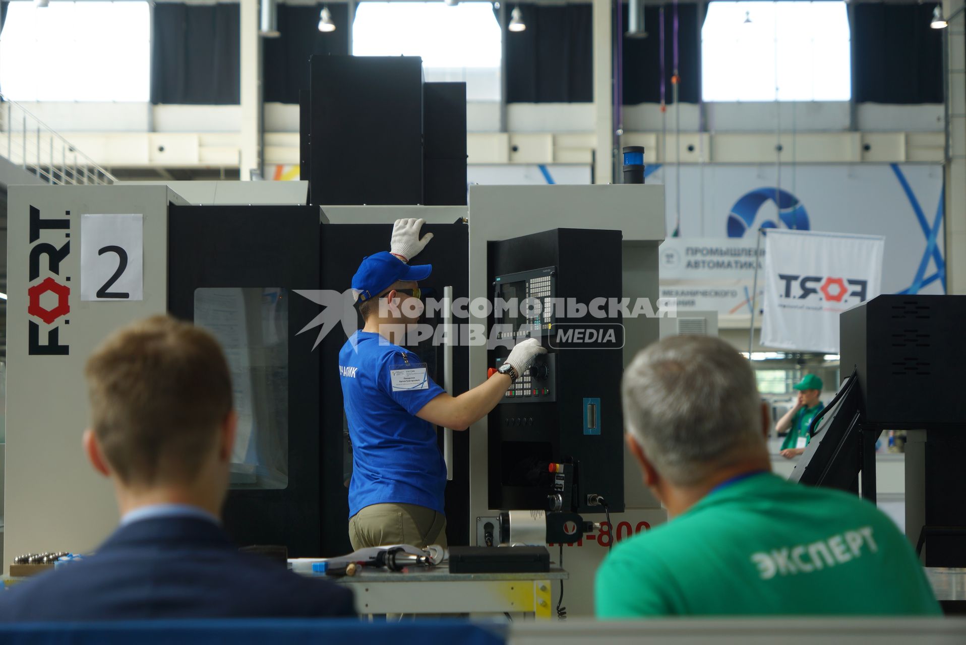 Екатеринбург. II Чемпионат профессионального мастерства по методике \'WORLDSKILLS\' корпорации по атомной энергетике \'РОСАТОМ\' \'ATOMSKILLS-2017\'. Участники чемпионата в квалификации \'Токарные работы на станках с ЧПУ\' во время выполнения задания