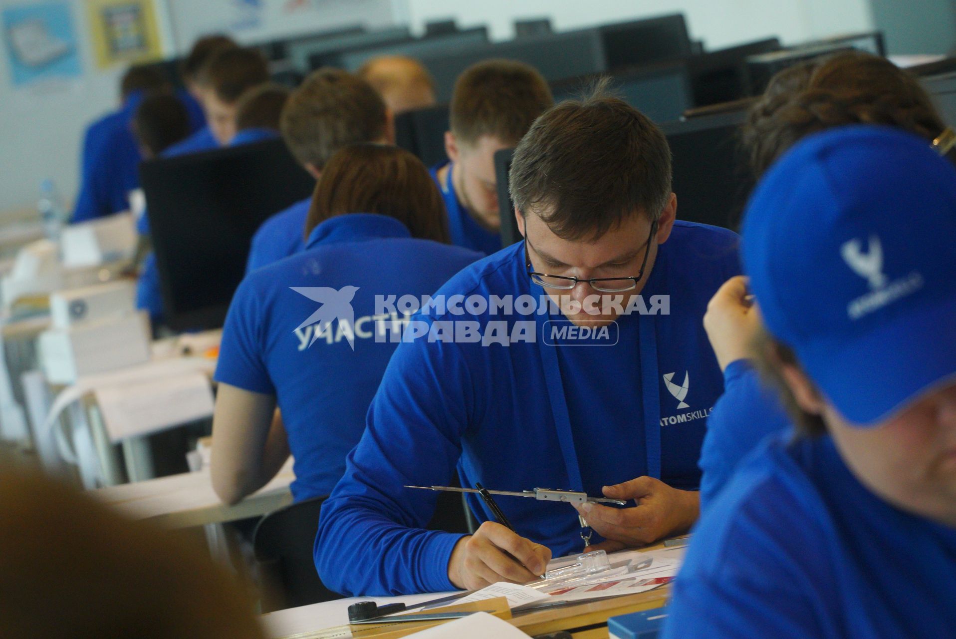 Екатеринбург. II Чемпионат профессионального мастерства по методике \'WORLDSKILLS\' корпорации по атомной энергетике \'РОСАТОМ\' \'ATOMSKILLS-2017\'. Участники чемпионата в квалификации \'Инженер-конструктор\' во время выполнения задания