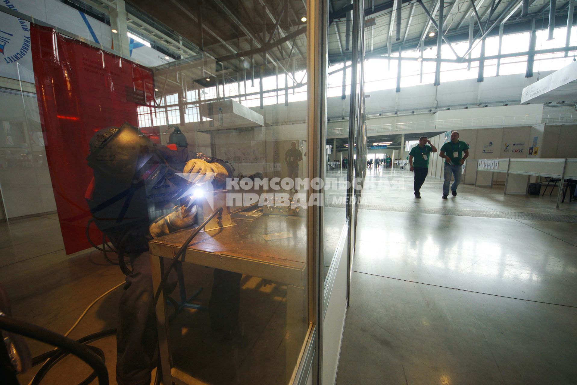 Екатеринбург. II Чемпионат профессионального мастерства по методике \'WORLDSKILLS\' корпорации по атомной энергетике \'РОСАТОМ\' \'ATOMSKILLS-2017\'. Участники чемпионата в квалификации \'Плазменная сварка\' во время выполнения задания