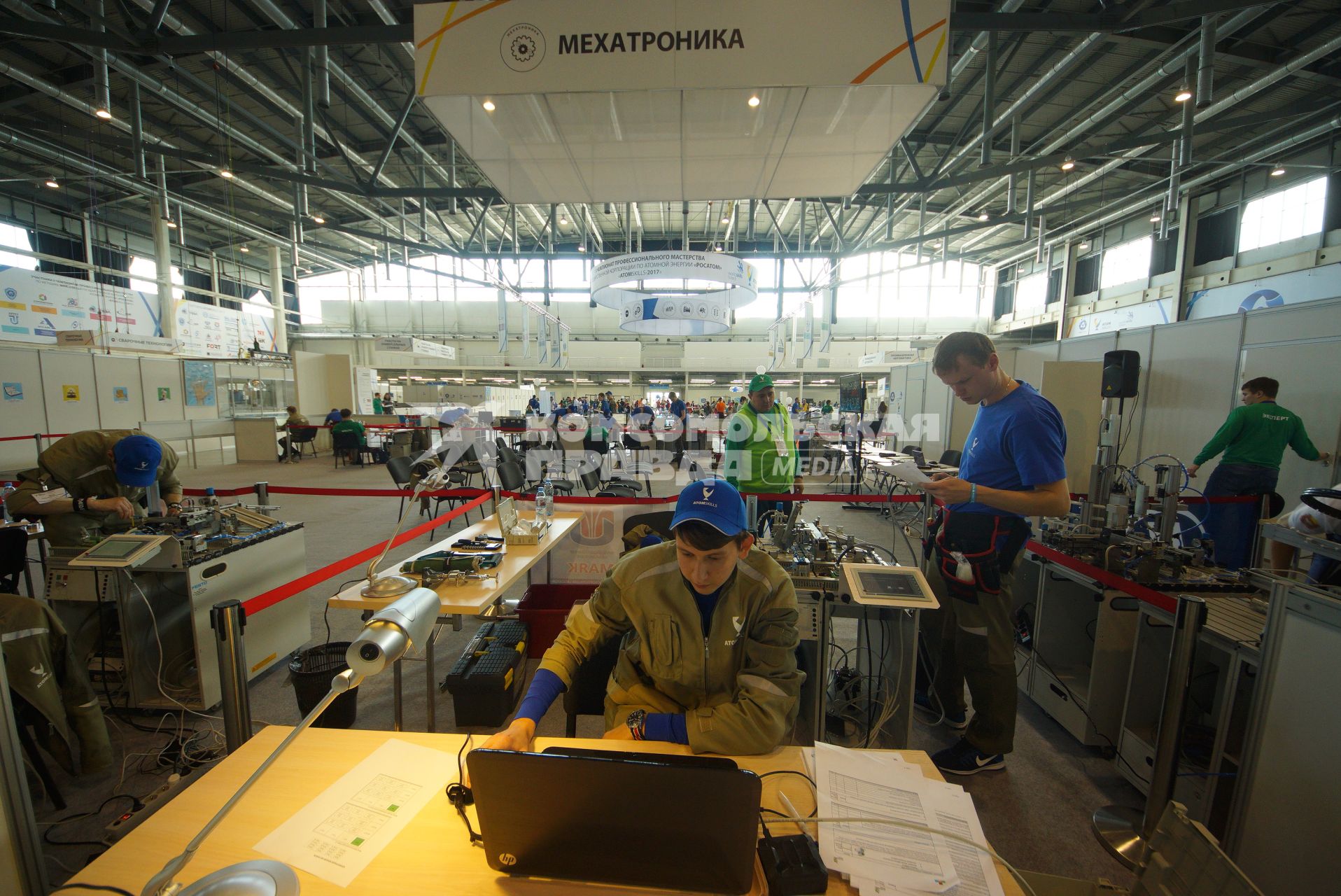 Екатеринбург. II Чемпионат профессионального мастерства по методике \'WORLDSKILLS\' корпорации по атомной энергетике \'РОСАТОМ\' \'ATOMSKILLS-2017\'. Участники чемпионата в квалификации \'Мехатроника\' во время выполнения задания