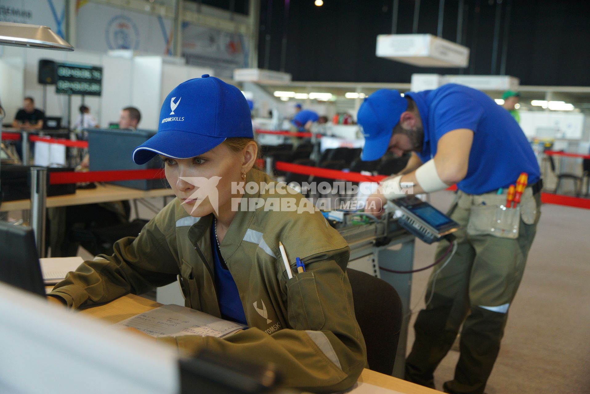 Екатеринбург. II Чемпионат профессионального мастерства по методике \'WORLDSKILLS\' корпорации по атомной энергетике \'РОСАТОМ\' \'ATOMSKILLS-2017\'. Участники чемпионата в квалификации \'Мехатроника\' во время выполнения задания