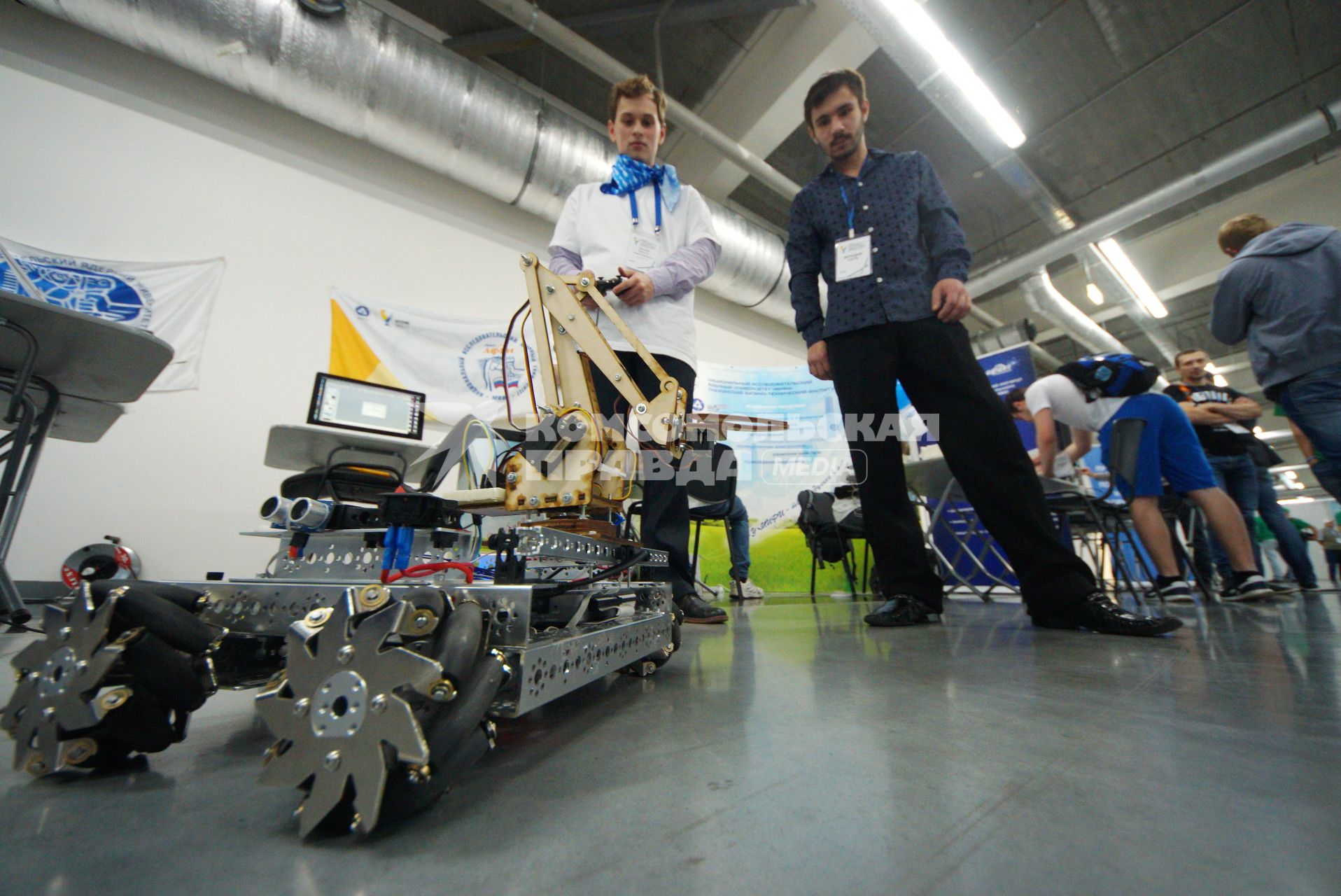 Екатеринбург. II Чемпионат профессионального мастерства по методике \'WORLDSKILLS\' корпорации по атомной энергетике \'РОСАТОМ\' \'ATOMSKILLS-2017\'. Участник чемпионата управляет роботом