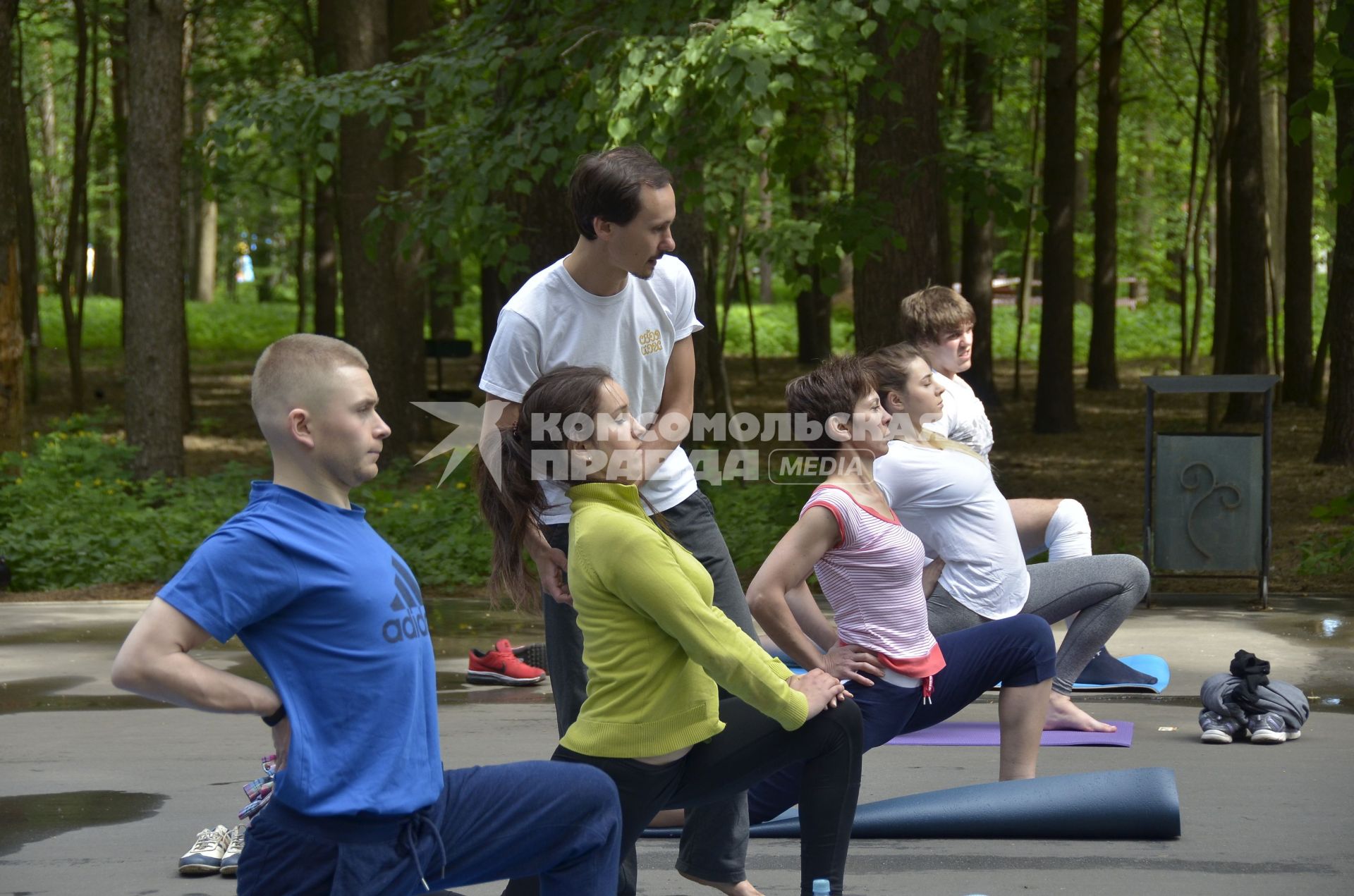 Тула.   Горожане во время занятий по йоге на территории парка.