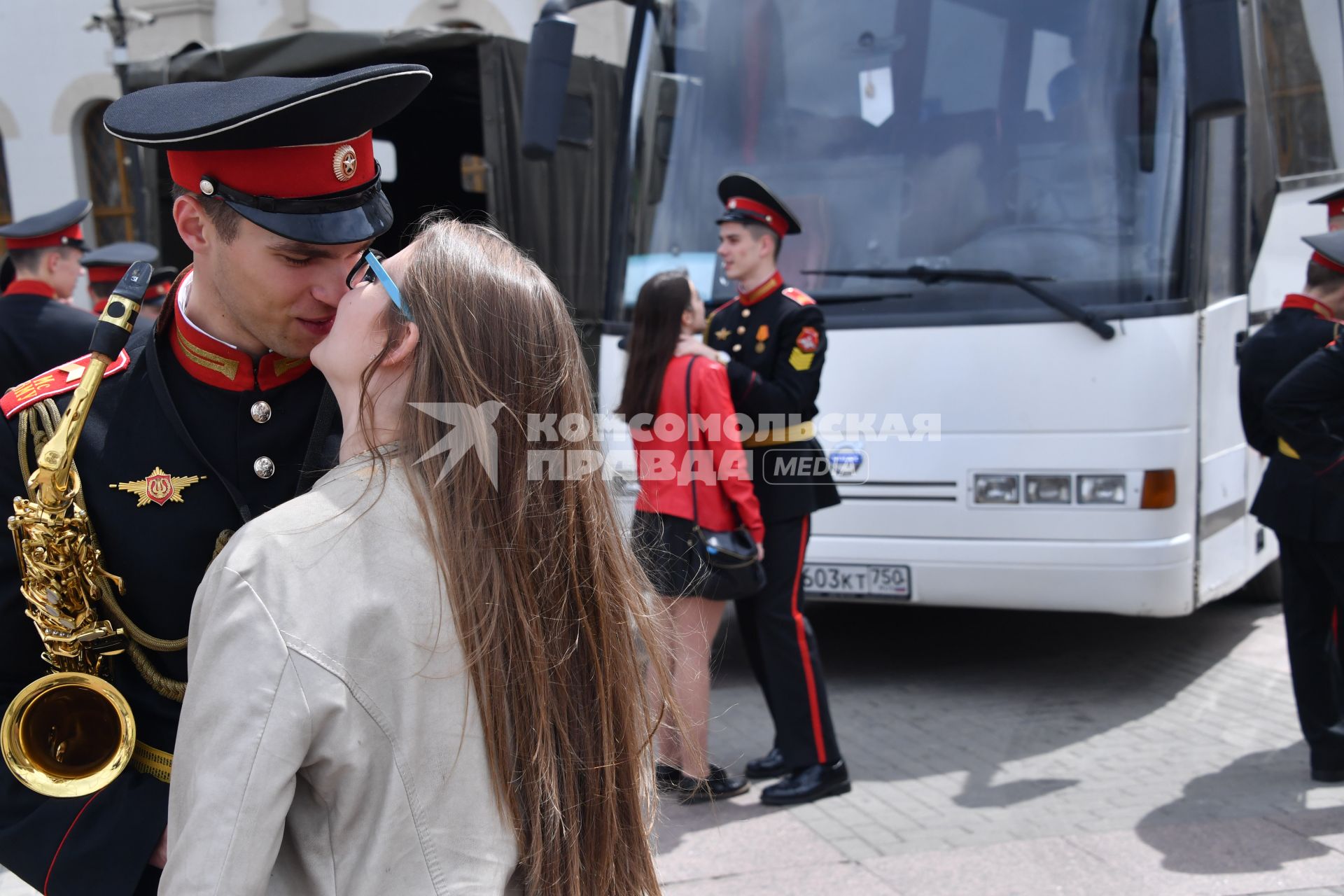 Москва. Оркестр суворовцев Московского  военно-музыкального училища имени генерала Валерия Халилова дал концерт для пассажиров столичных вокзалов на Комсомольской площади.