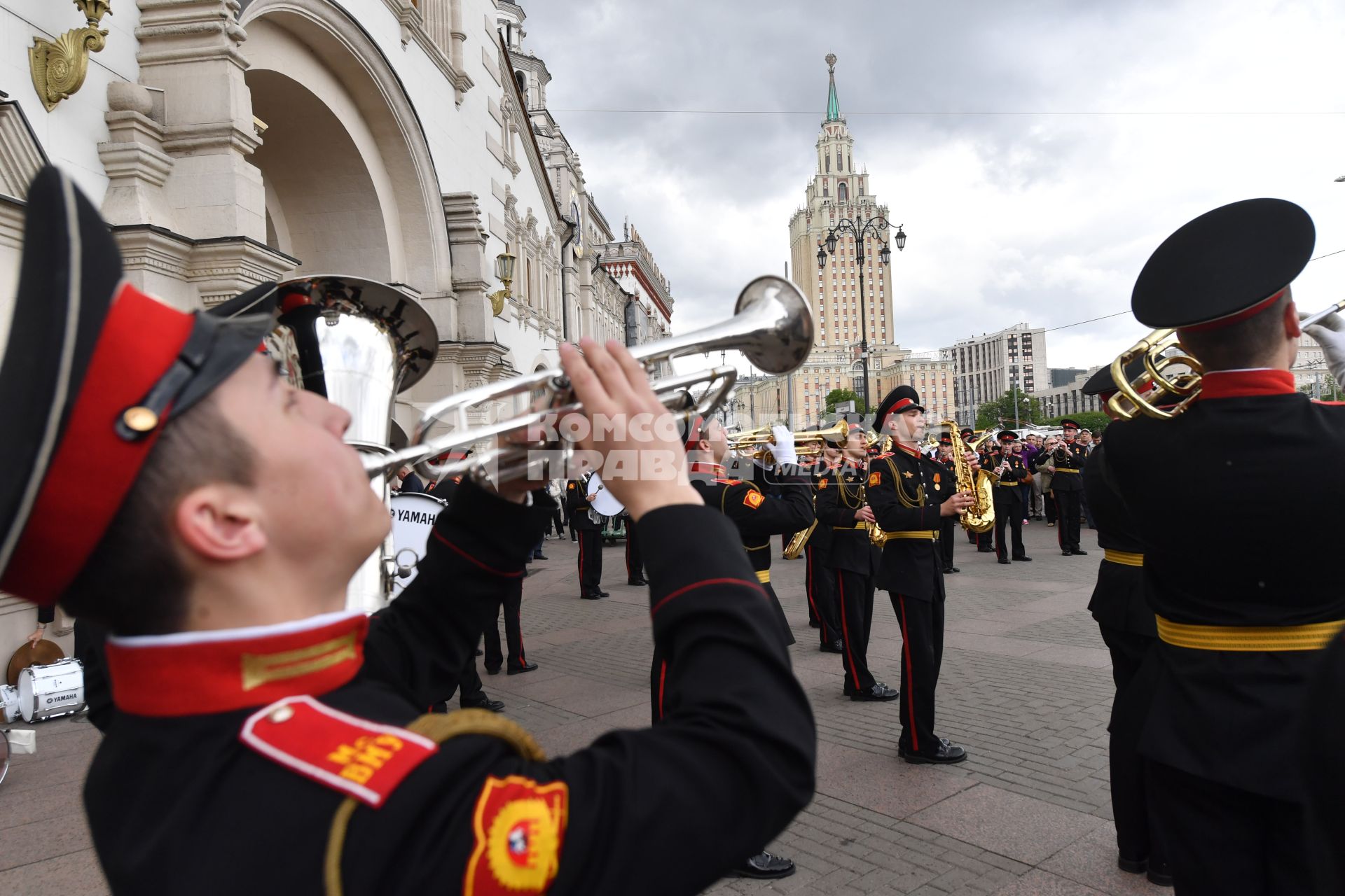 Москва. Оркестр суворовцев Московского  военно-музыкального училища имени генерала Валерия Халилова дал концерт для пассажиров столичных вокзалов на Комсомольской площади.