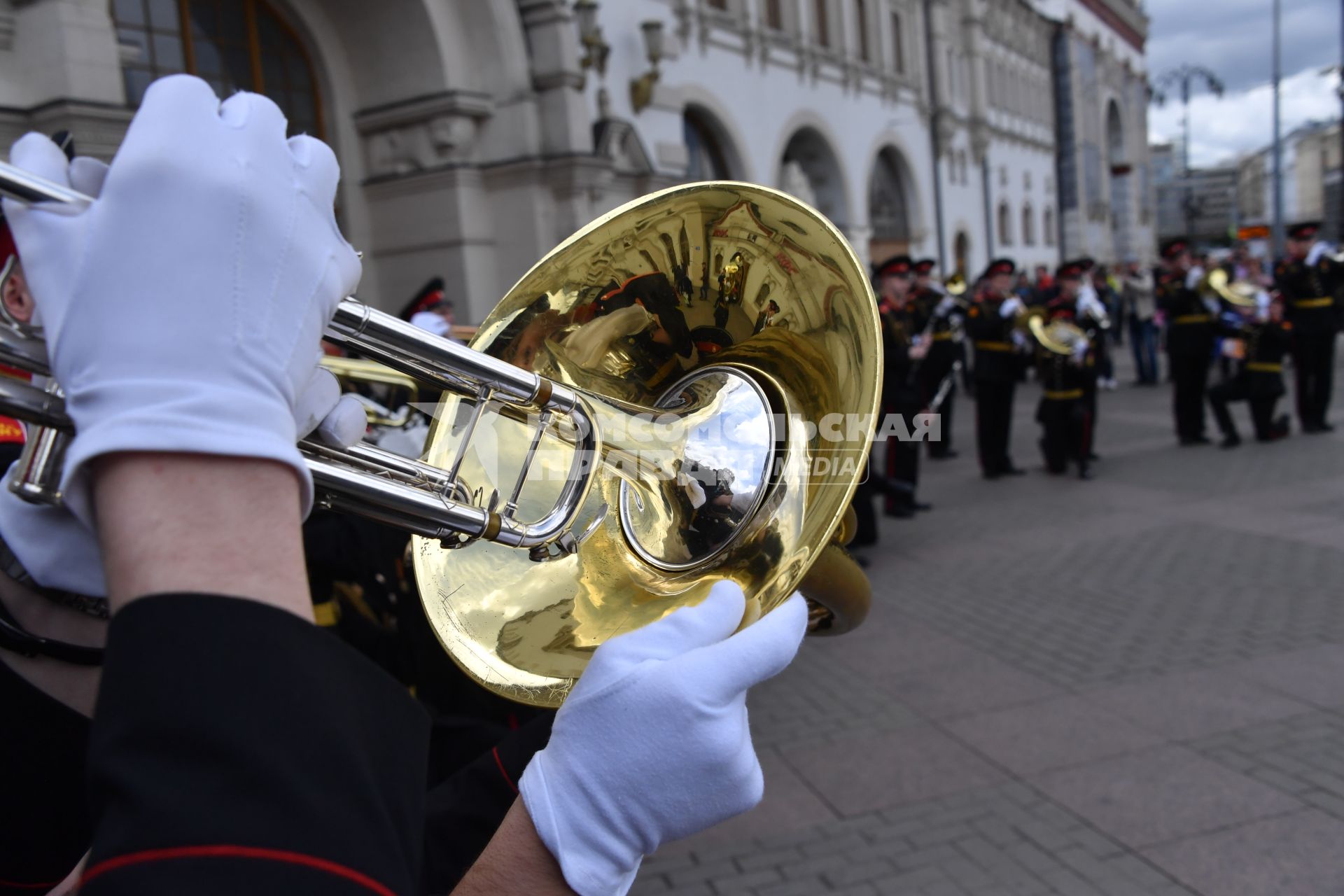 Москва. Оркестр суворовцев Московского  военно-музыкального училища имени генерала Валерия Халилова дал концерт для пассажиров столичных вокзалов на Комсомольской площади.