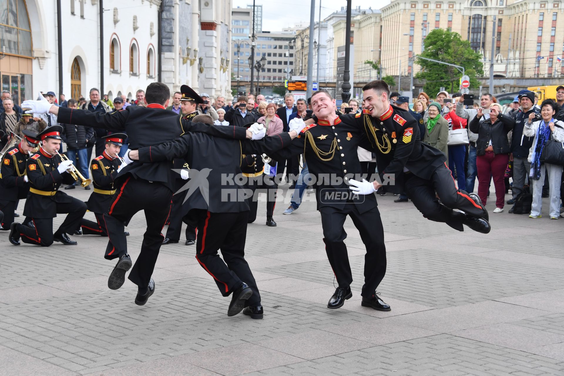 Москва. Оркестр суворовцев Московского  военно-музыкального училища имени генерала Валерия Халилова дал концерт для пассажиров столичных вокзалов на Комсомольской площади.