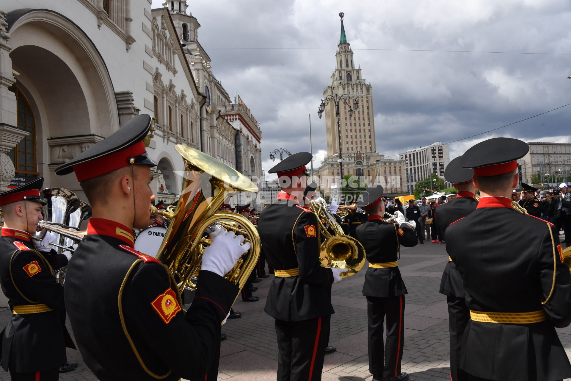 Москва. Оркестр суворовцев Московского  военно-музыкального училища имени генерала Валерия Халилова дал концерт для пассажиров столичных вокзалов на Комсомольской площади.