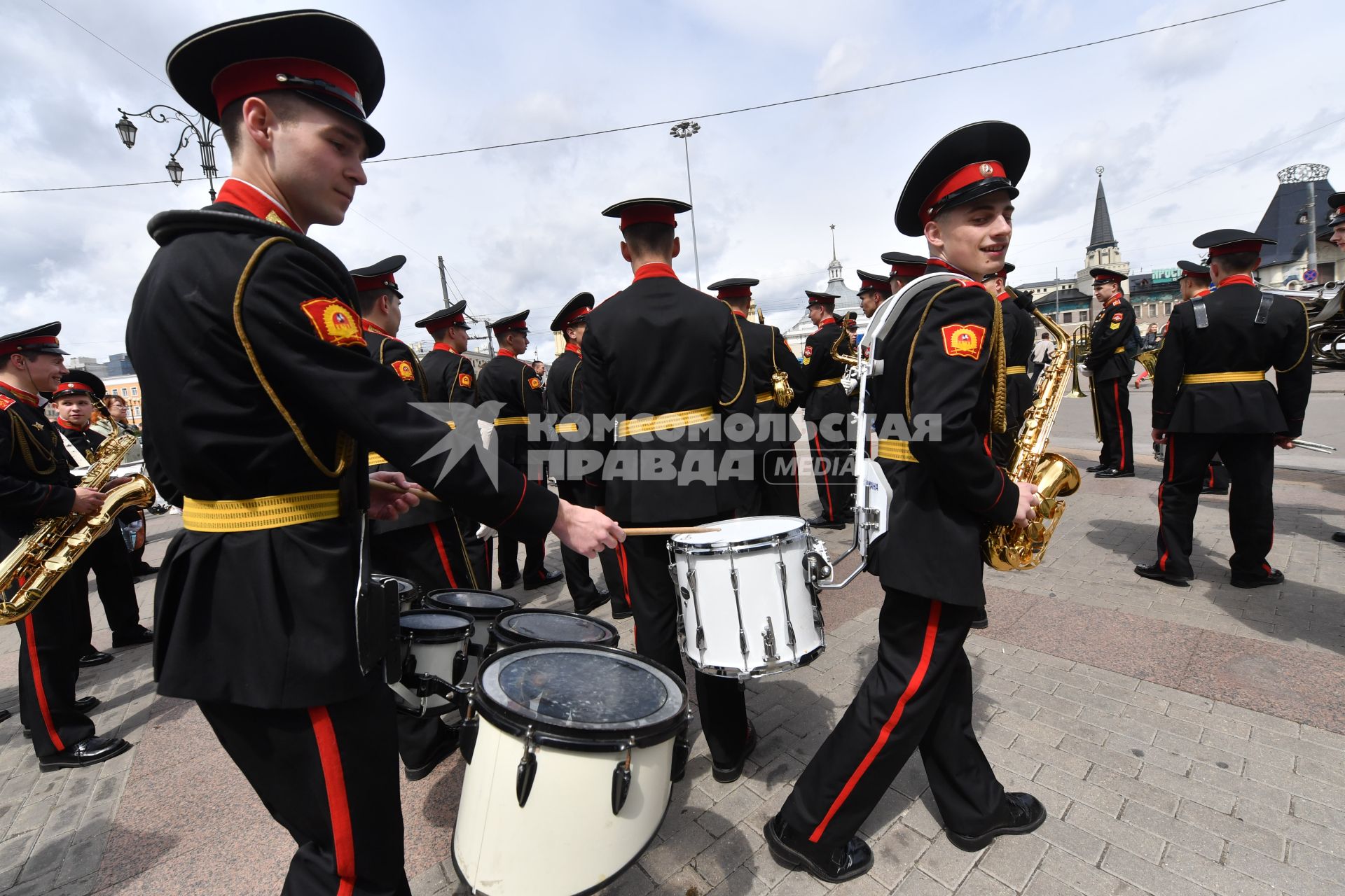 Москва. Оркестр суворовцев Московского  военно-музыкального училища имени генерала Валерия Халилова дал концерт для пассажиров столичных вокзалов на Комсомольской площади.