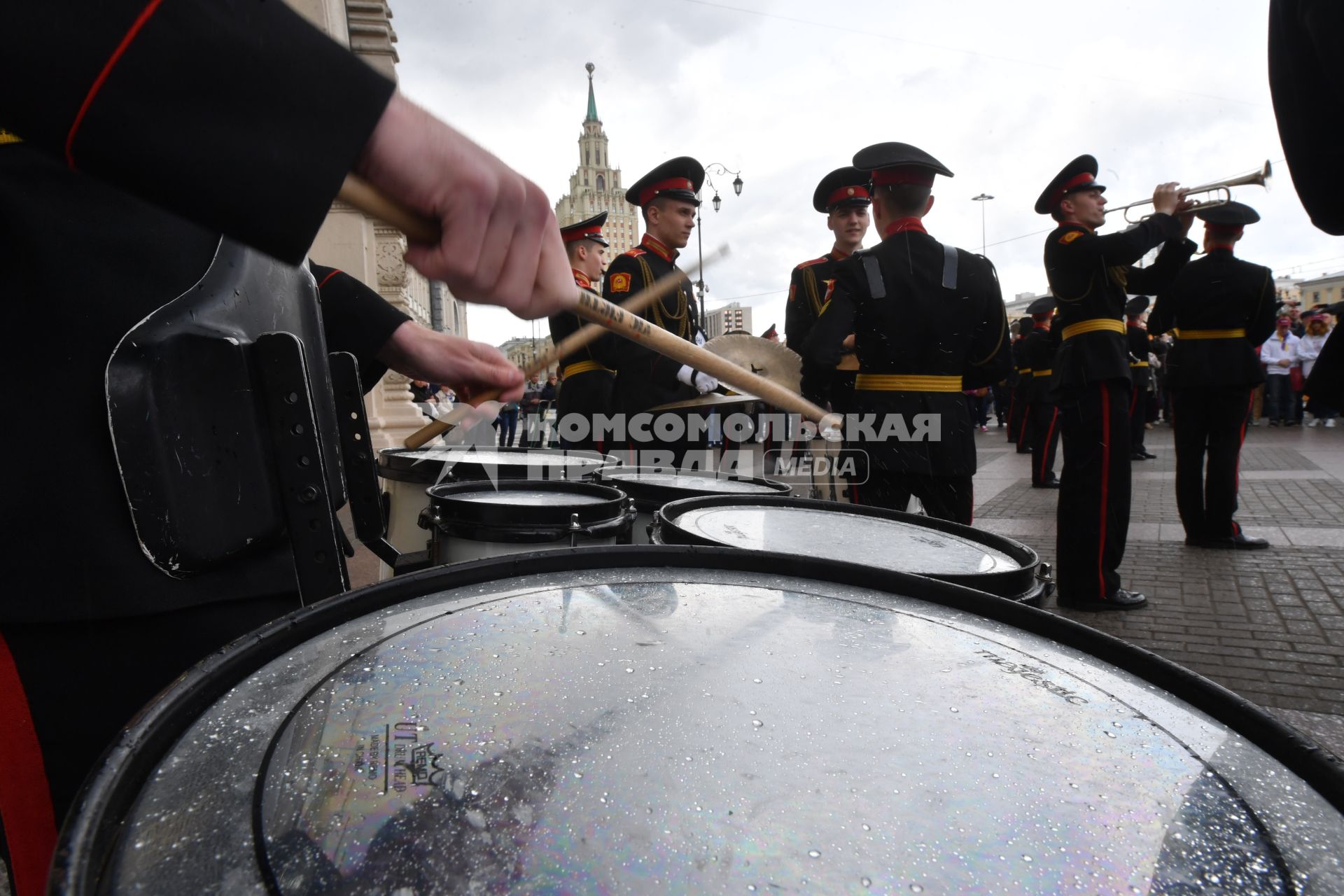 Москва. Оркестр суворовцев Московского  военно-музыкального училища имени генерала Валерия Халилова дал концерт для пассажиров столичных вокзалов на Комсомольской площади.