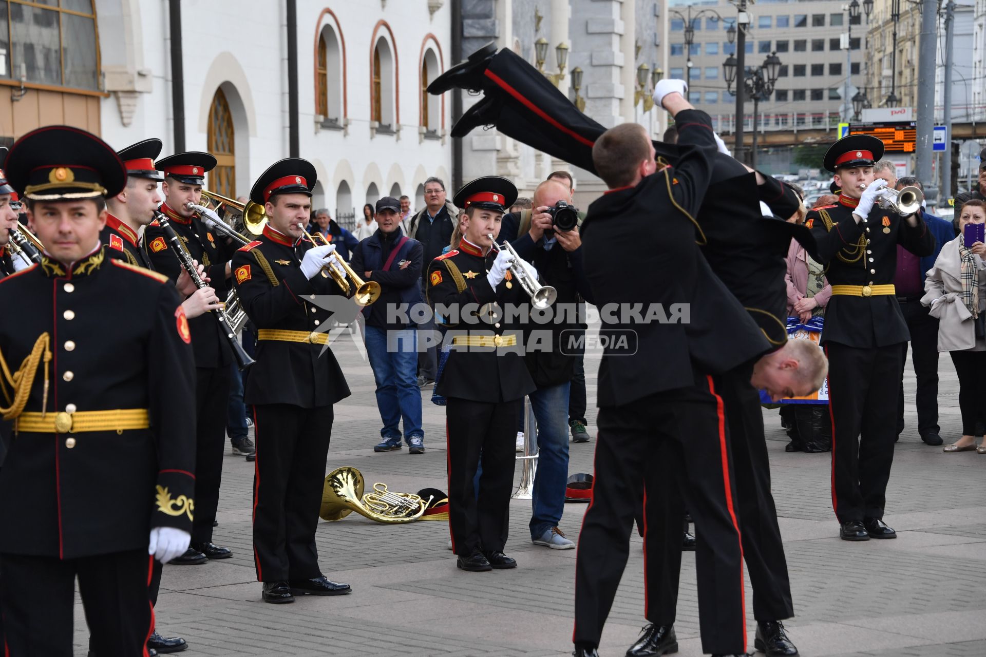 Москва. Оркестр суворовцев Московского  военно-музыкального училища имени генерала Валерия Халилова дал концерт для пассажиров столичных вокзалов на Комсомольской площади.