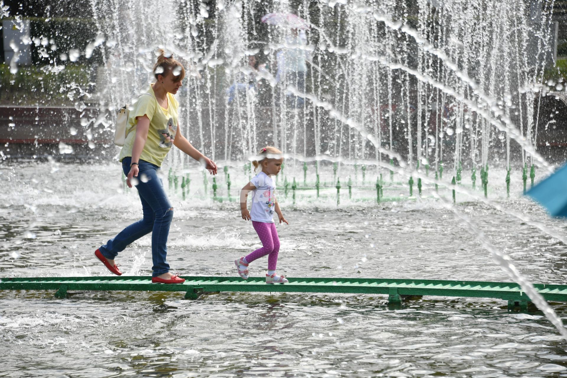 Москва. Мама с дочкой  у фонтана  на  ВДНХ.