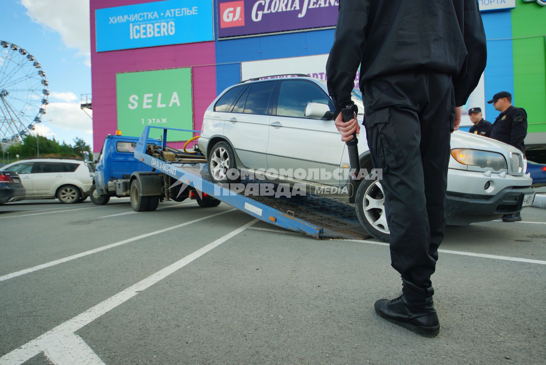 Екатеринбург. Судебные приставы контроллируют эвакуацию автомобиля должника. Рейд ФССП по розыску должников